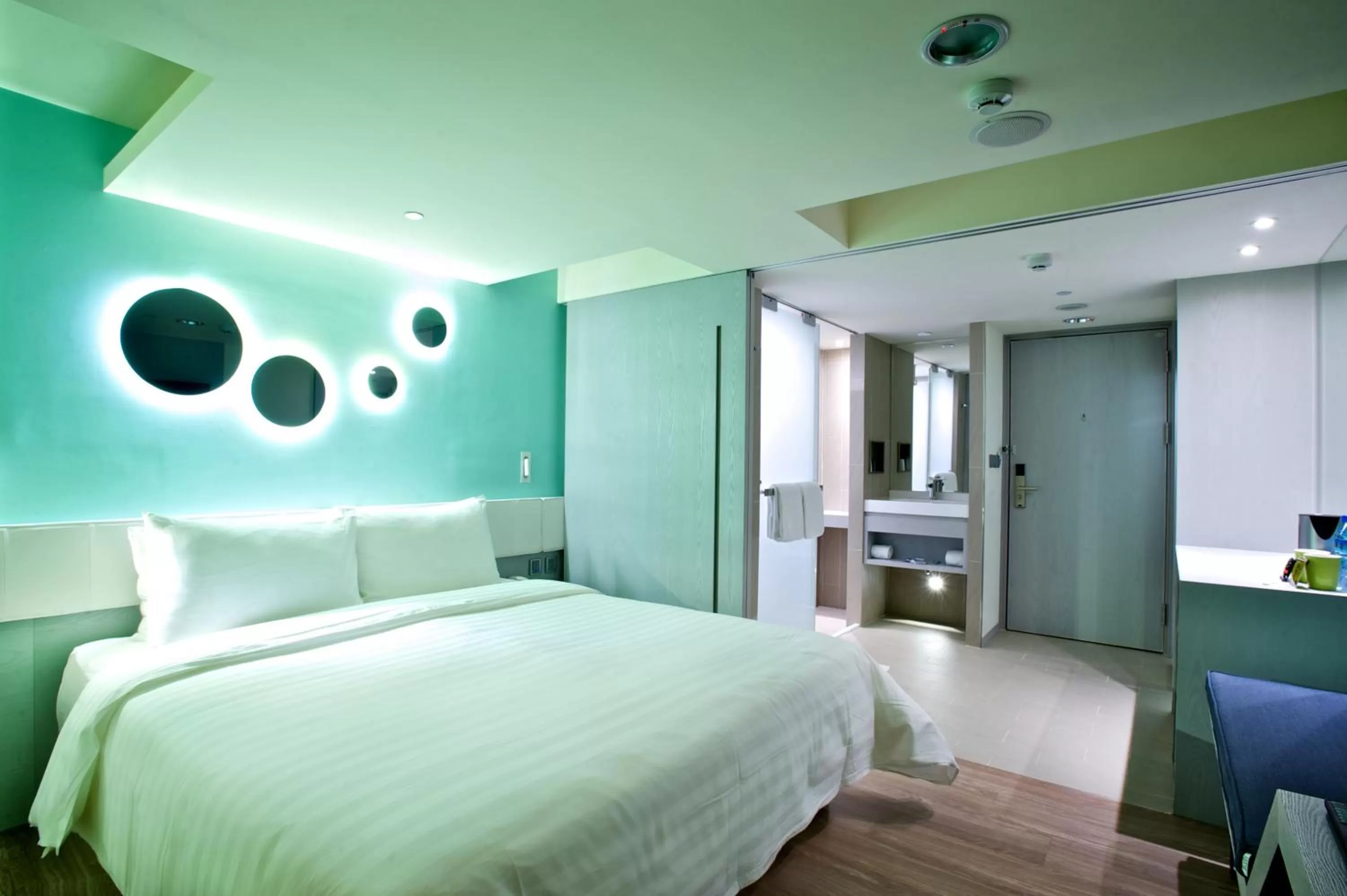 Photo of the whole room, Bed in FX Hotel Kaohsiung Zhonghua Road Branch