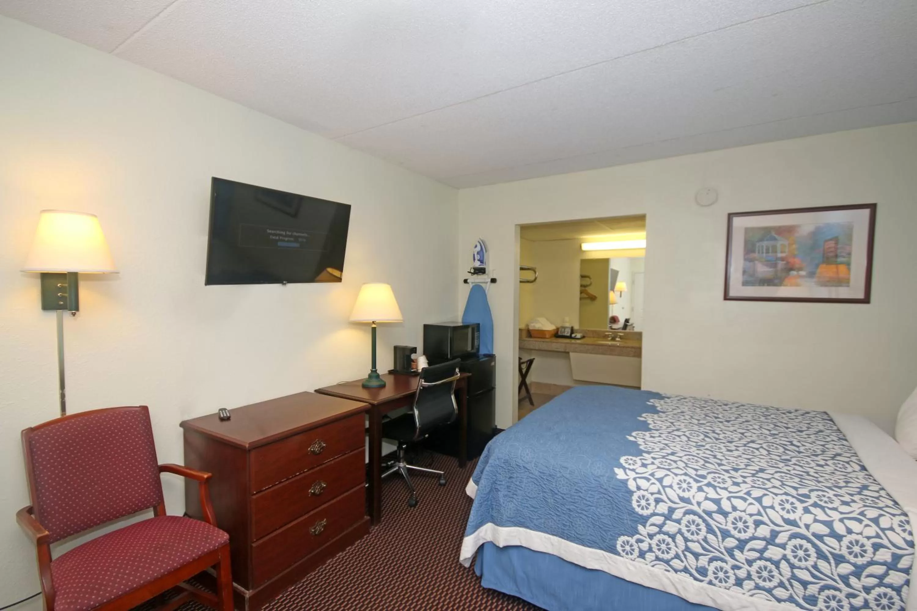 Bed in Hamilton Inn Jonesville I-77