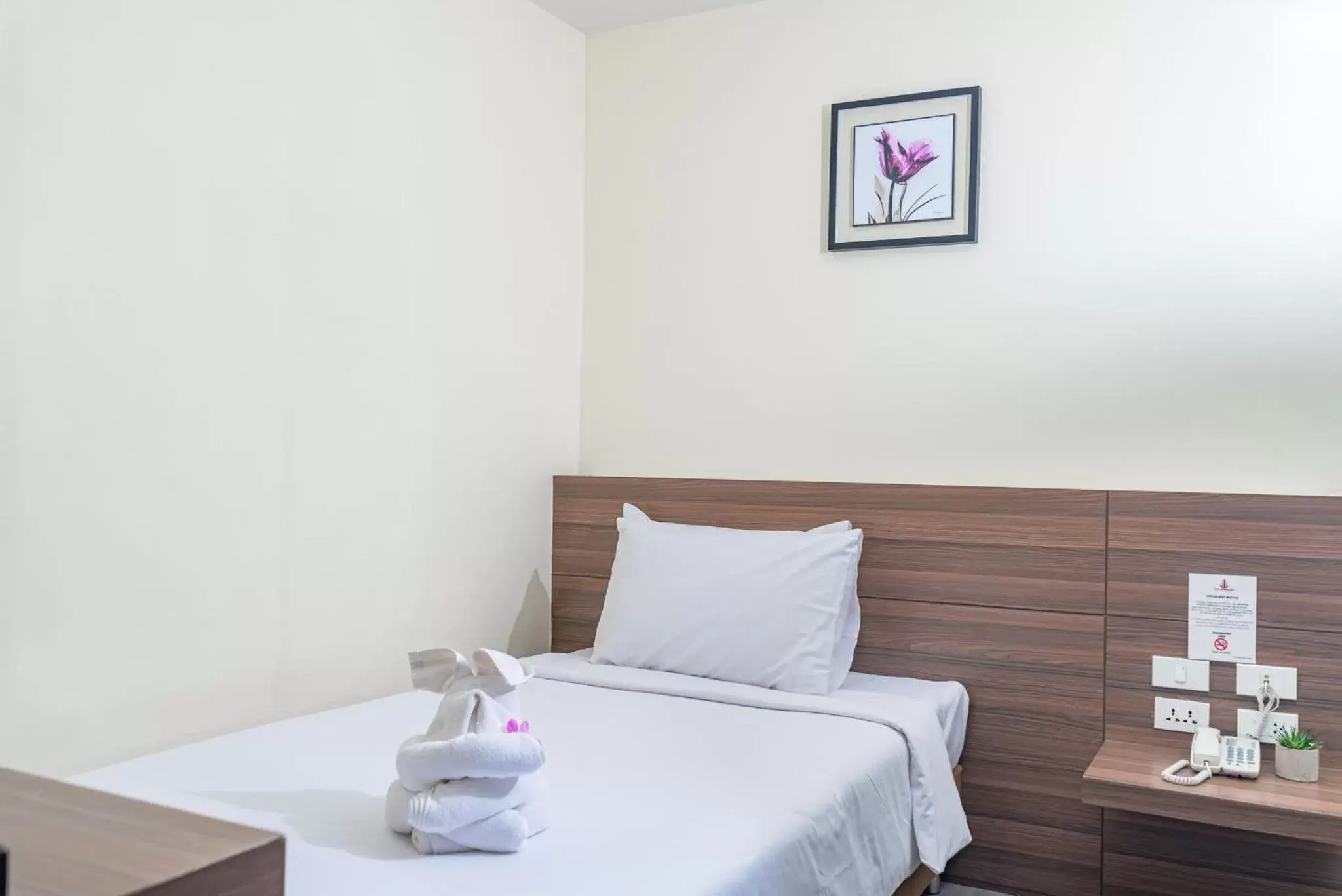 Budget Single Room - single occupancy in Sovereign Group Hotel at Pratunam Budget Single Room - single occupancy in Sovereign Group Hotel at Pratunam