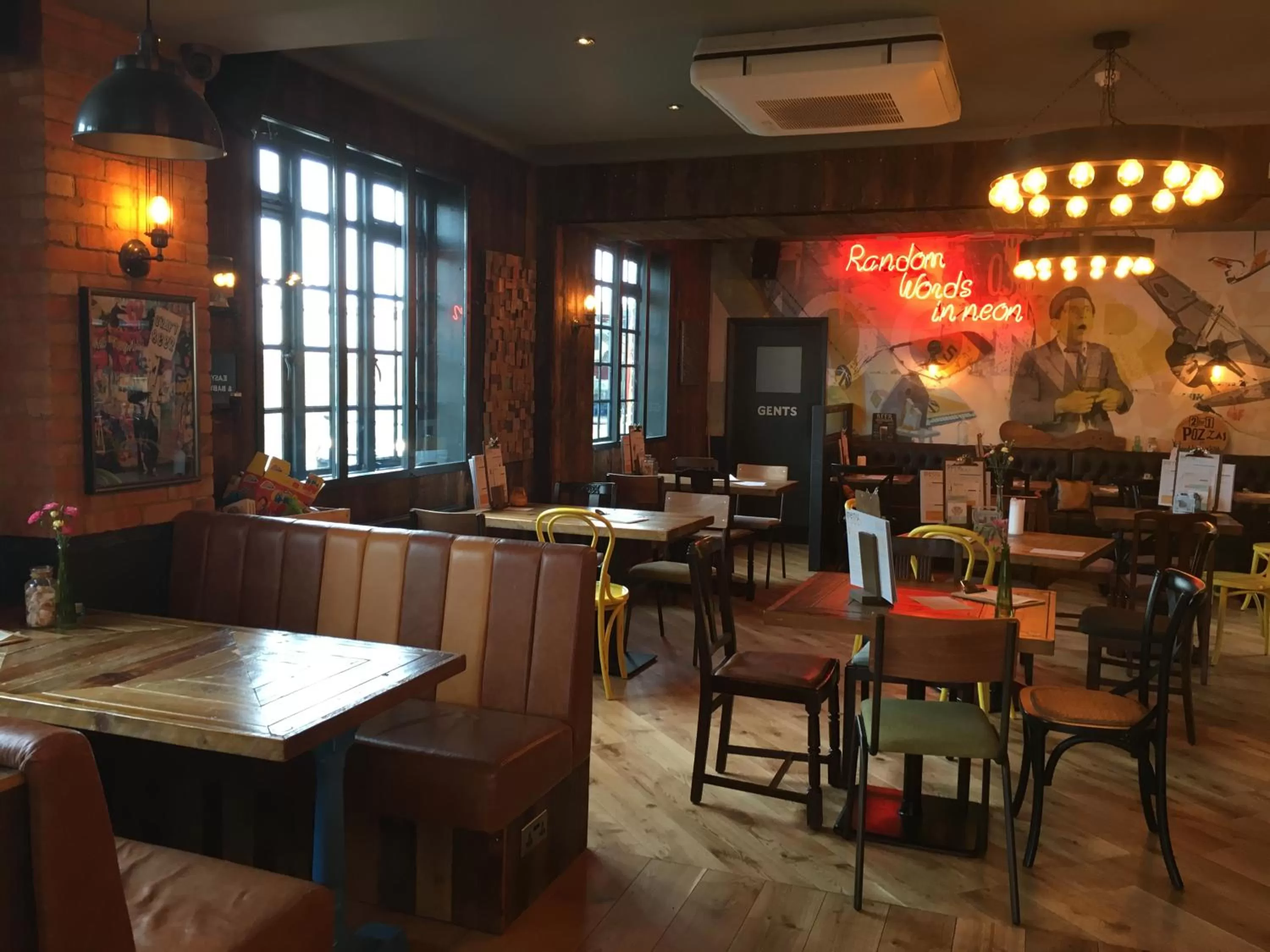 Restaurant/places to eat in Queen Street Tap