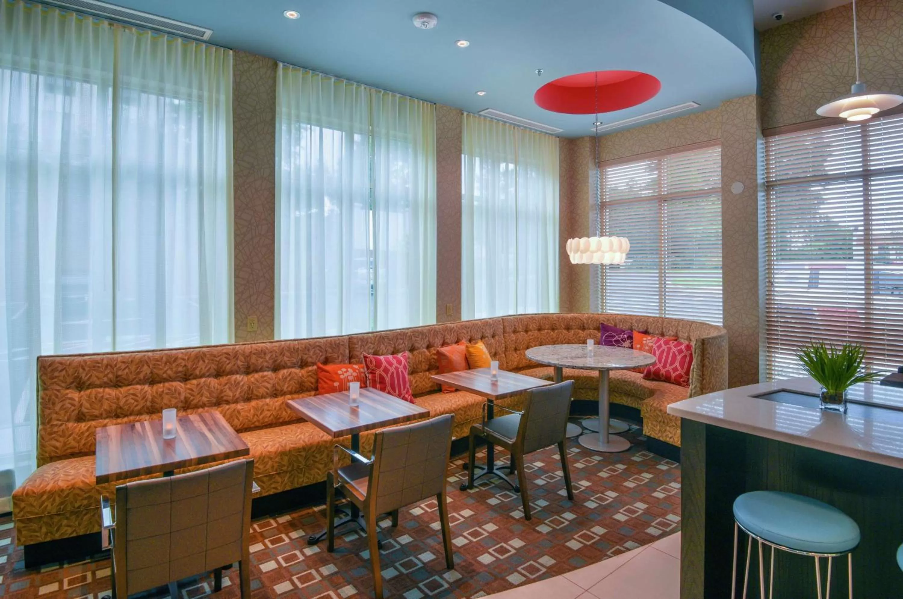 Dining area in Hilton Garden Inn Raleigh/Crabtree Valley