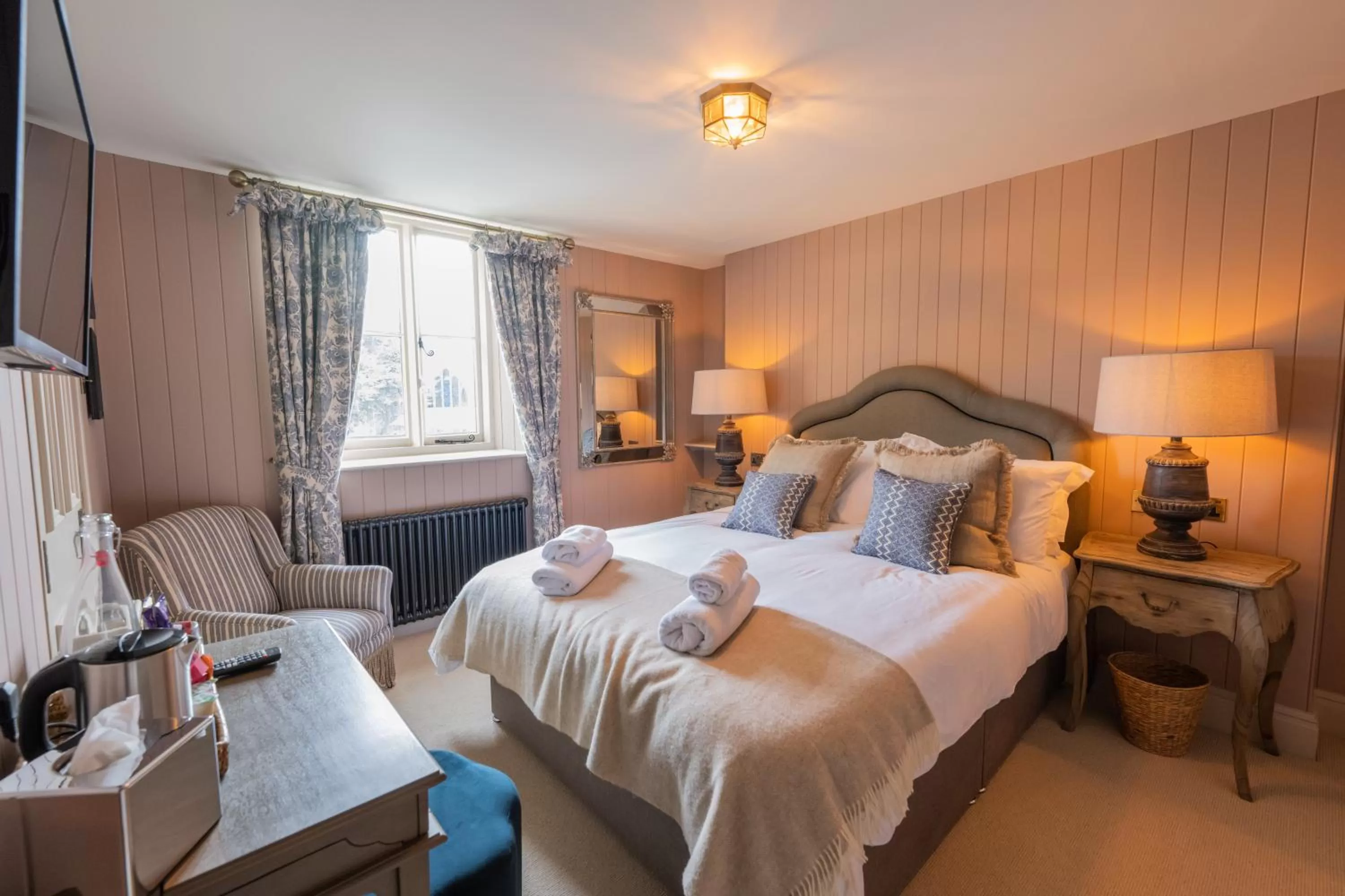 Photo of the whole room, Bed in Eliot Arms