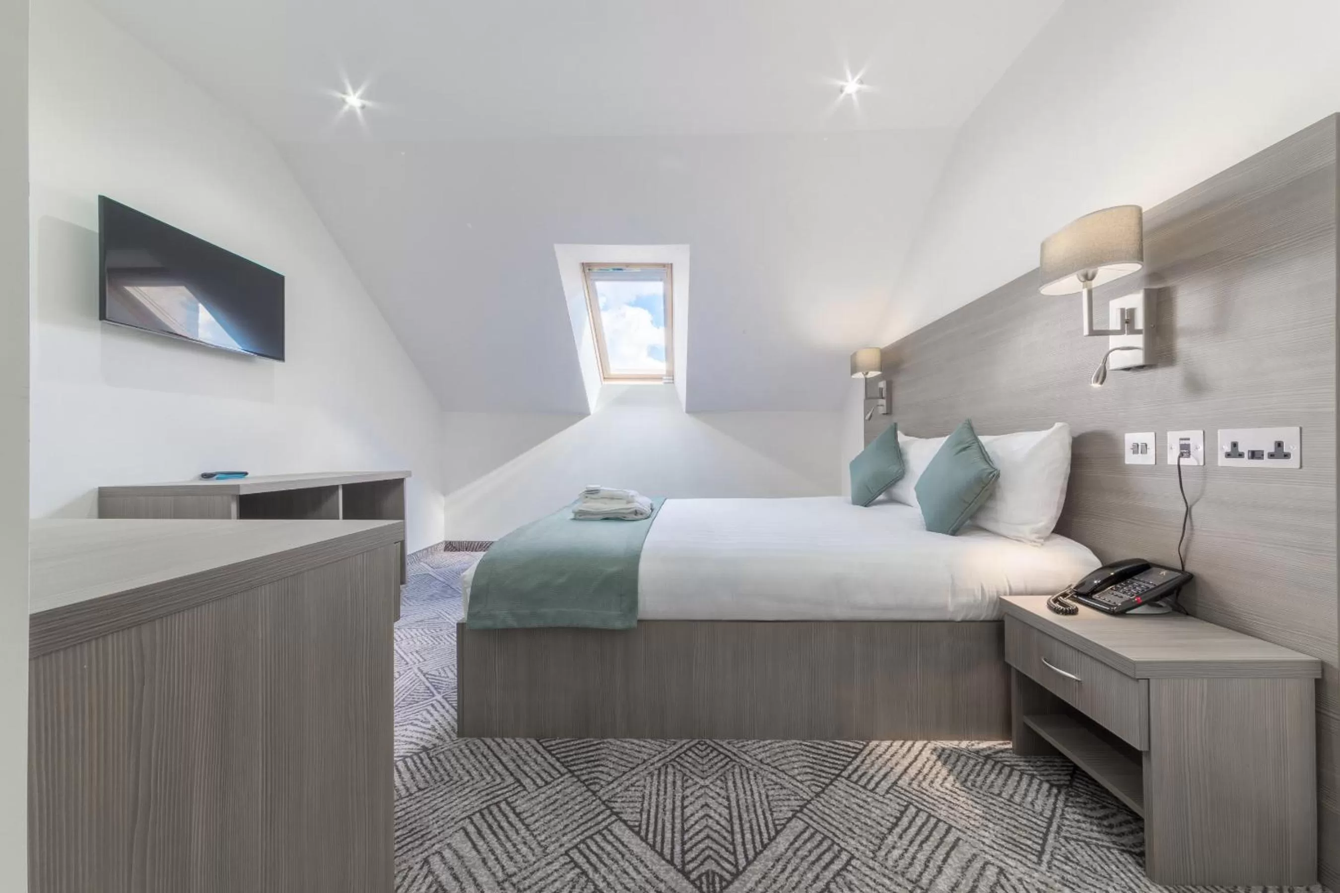 Photo of the whole room, Bed in The Lion & Key Hotel