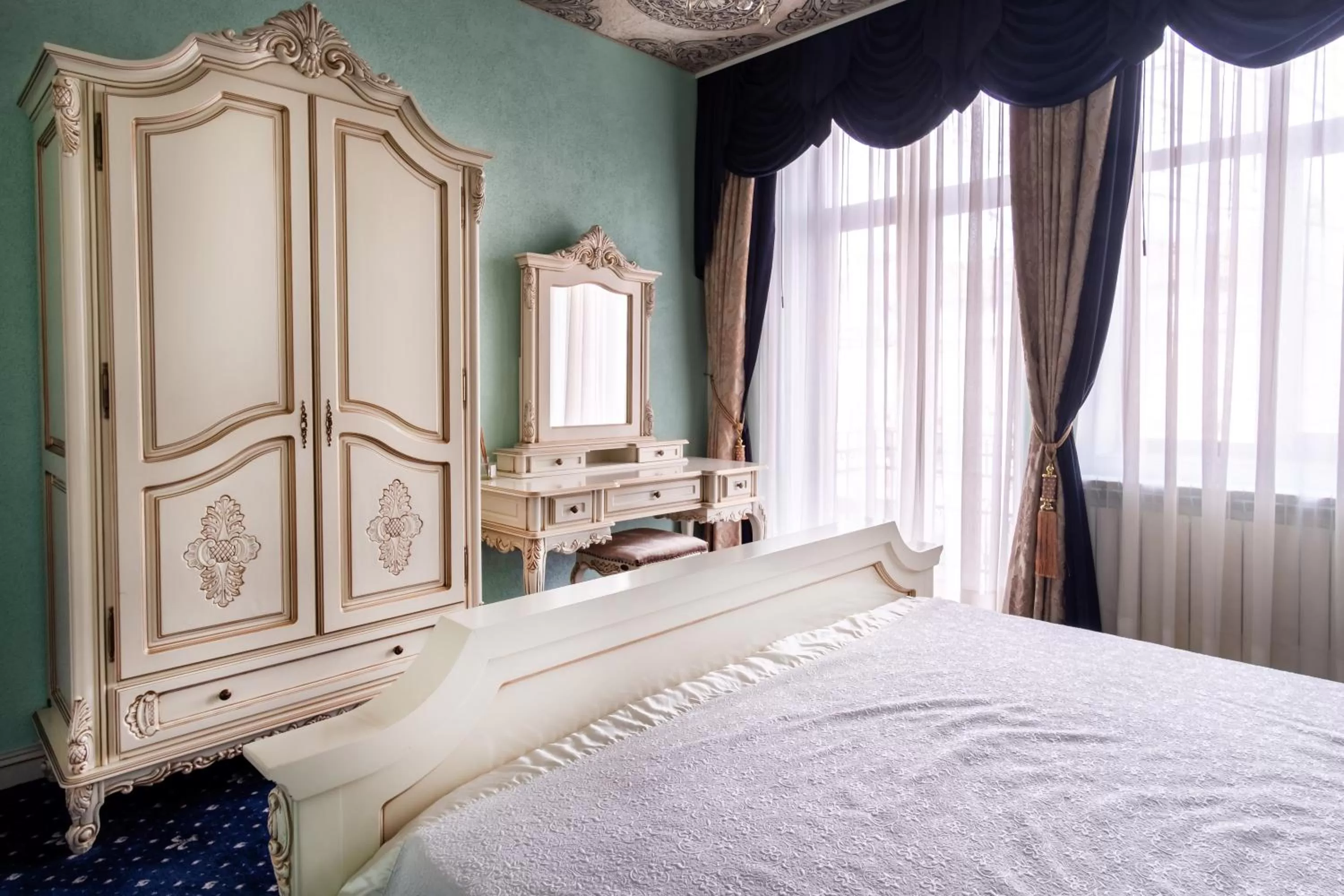 Bedroom, Bed in JMR Royal -Luxury Rooms & Private Sauna