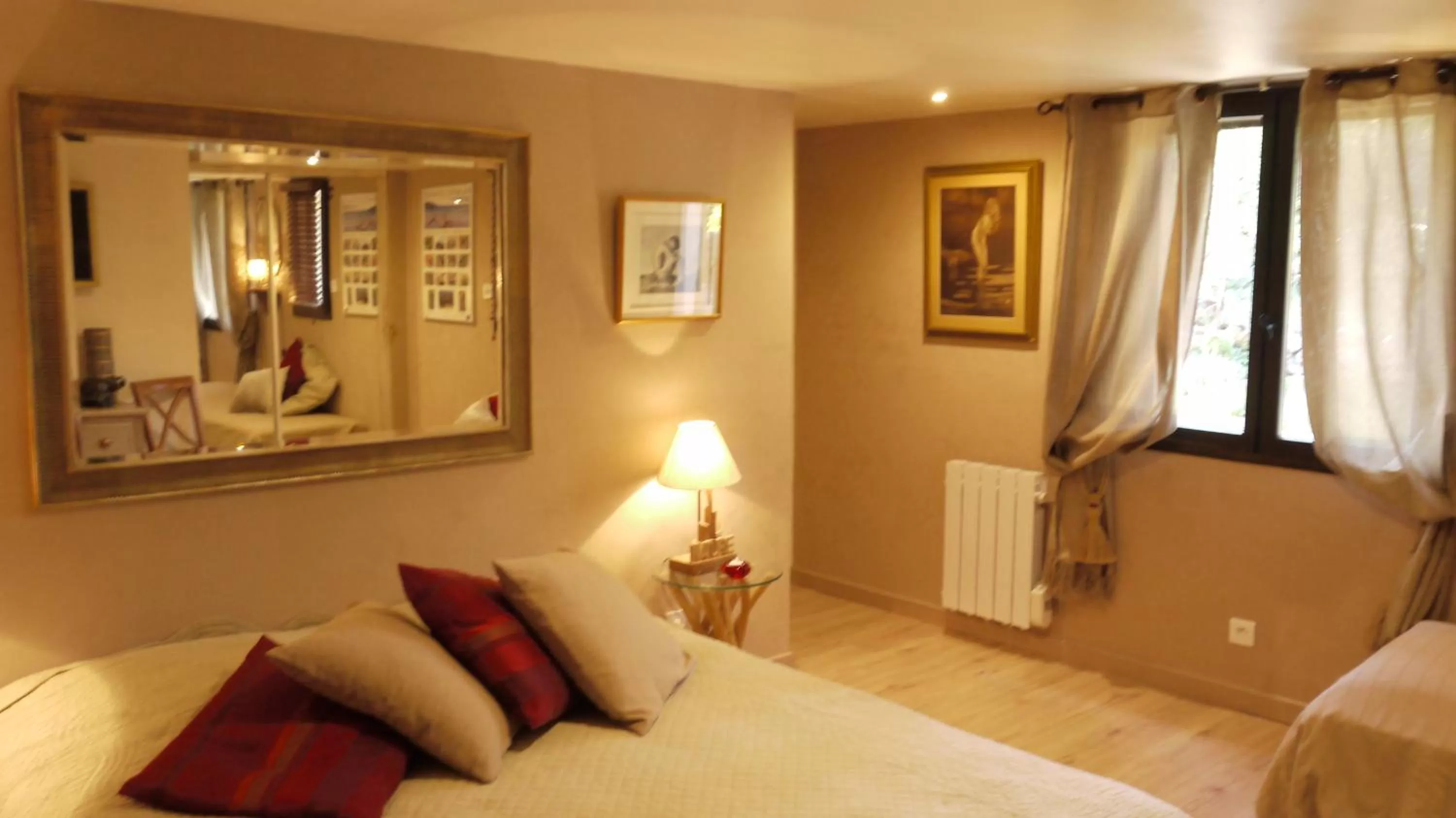 Photo of the whole room, Bed in Longo Maï