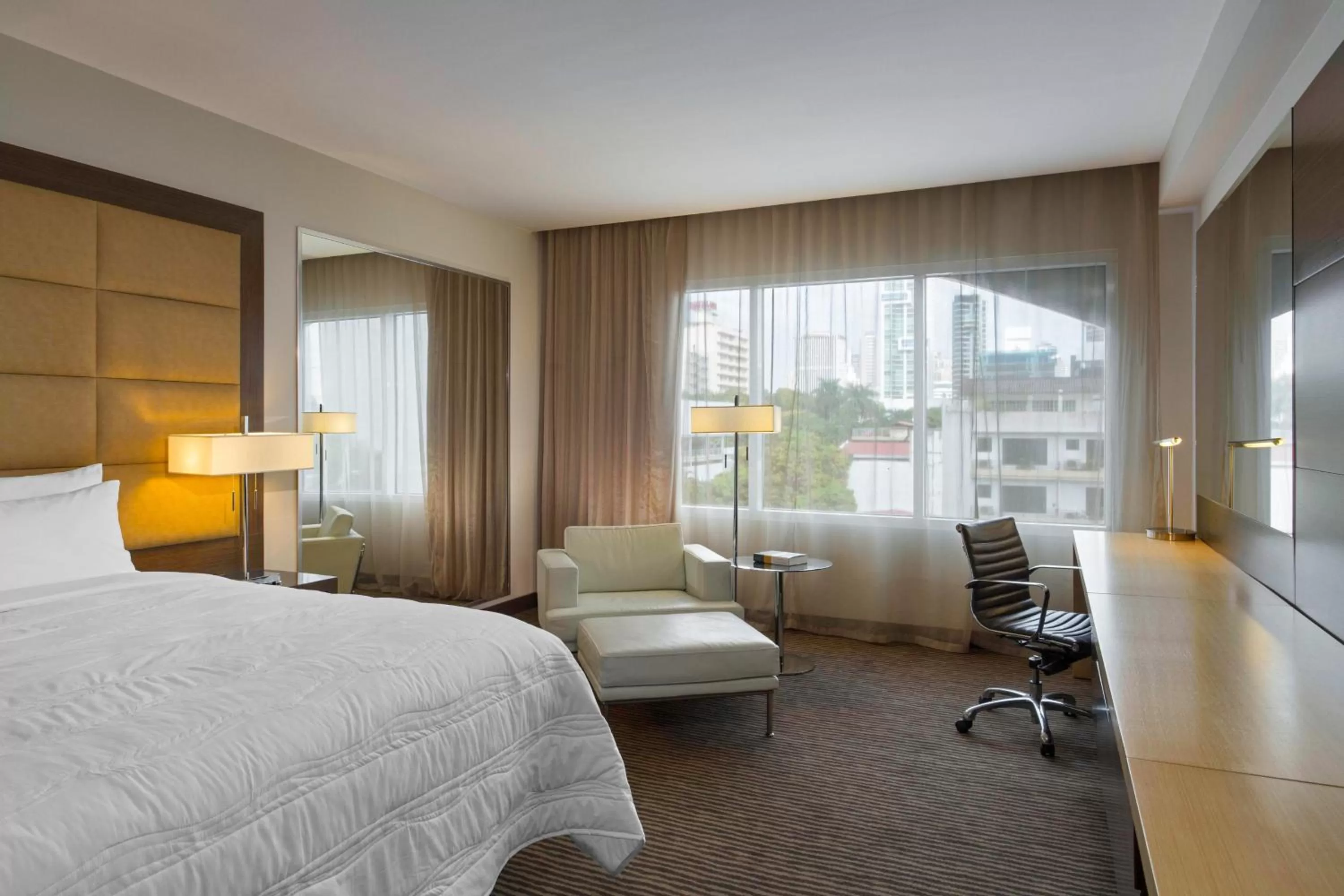 Photo of the whole room, Bed in Le Meridien Panama