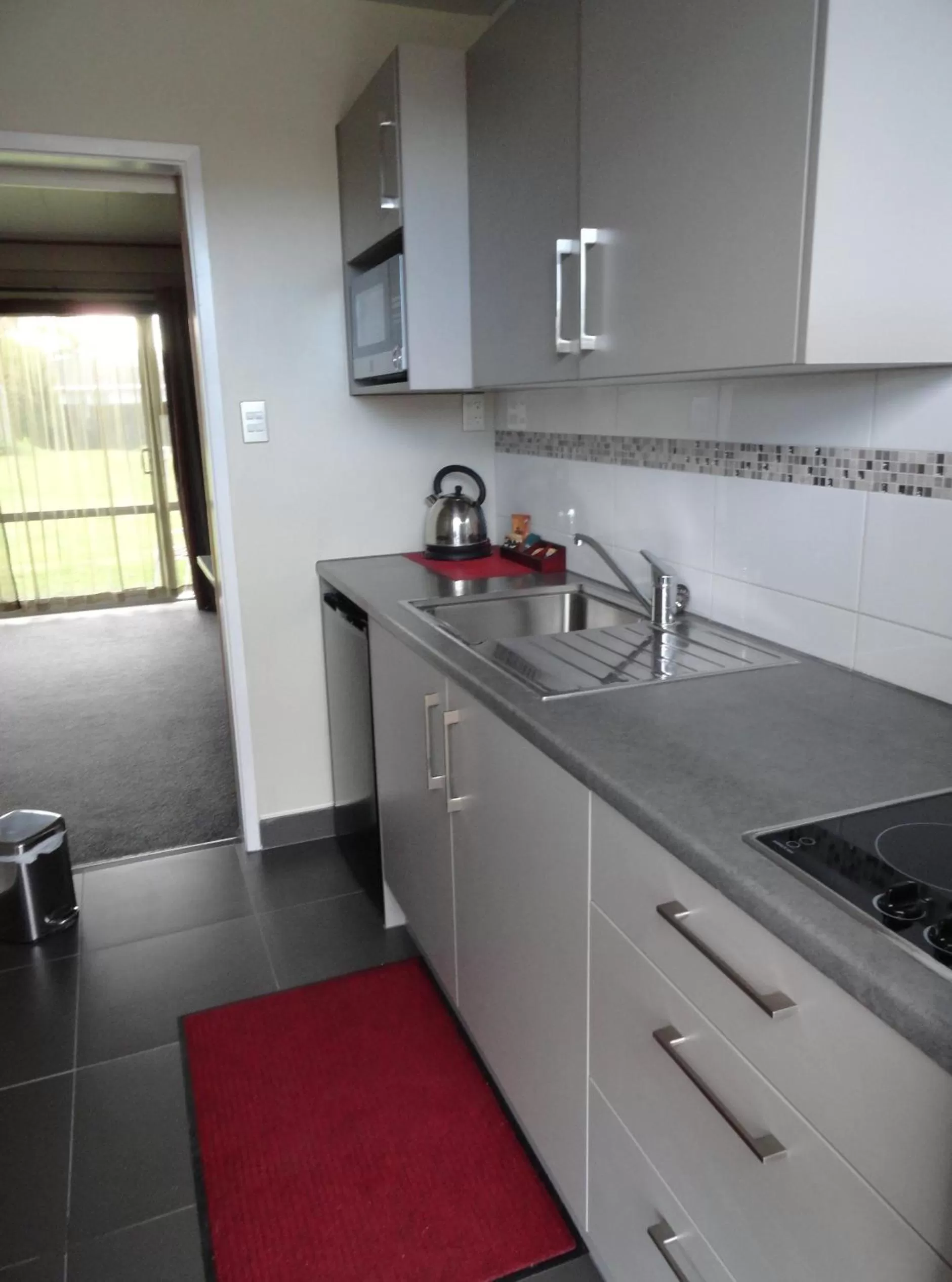 Kitchen or kitchenette, Kitchen/Kitchenette in Aarburg Airport Motel