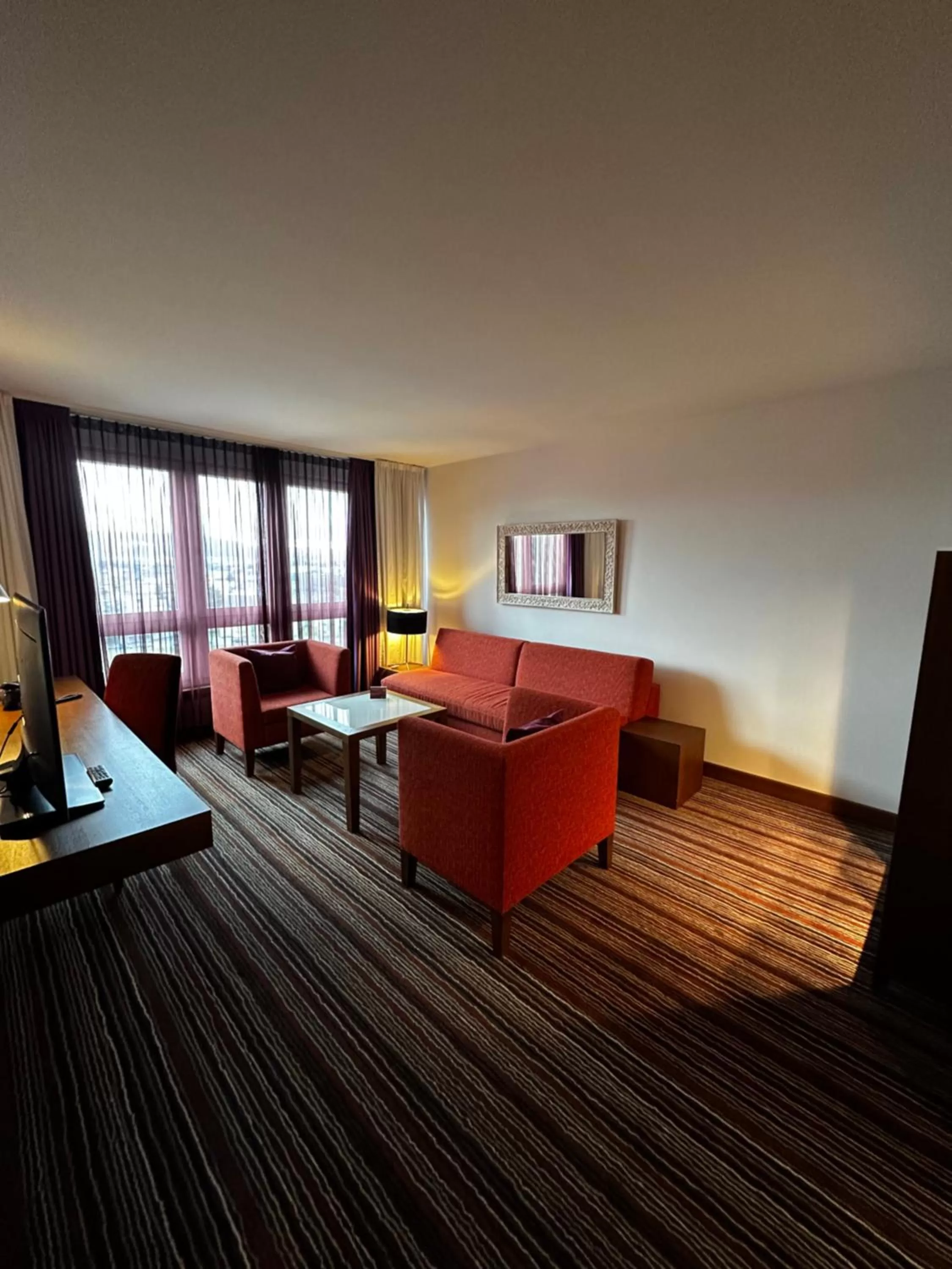 Seating area, Bed in Mövenpick Hotel Zurich Airport