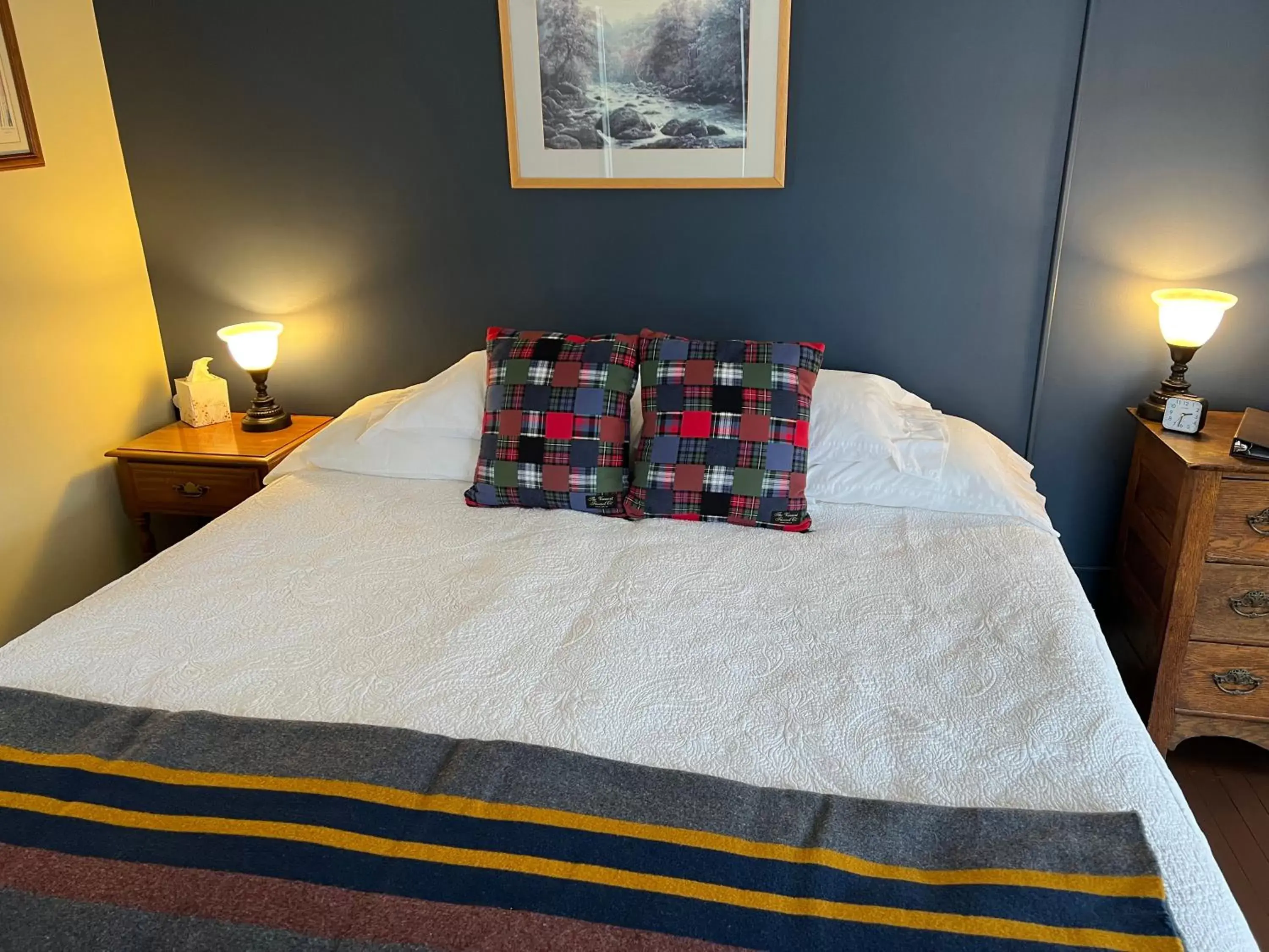 King Room in Shoreham Inn Bed & Breakfast King Room in Shoreham Inn Bed & Breakfast