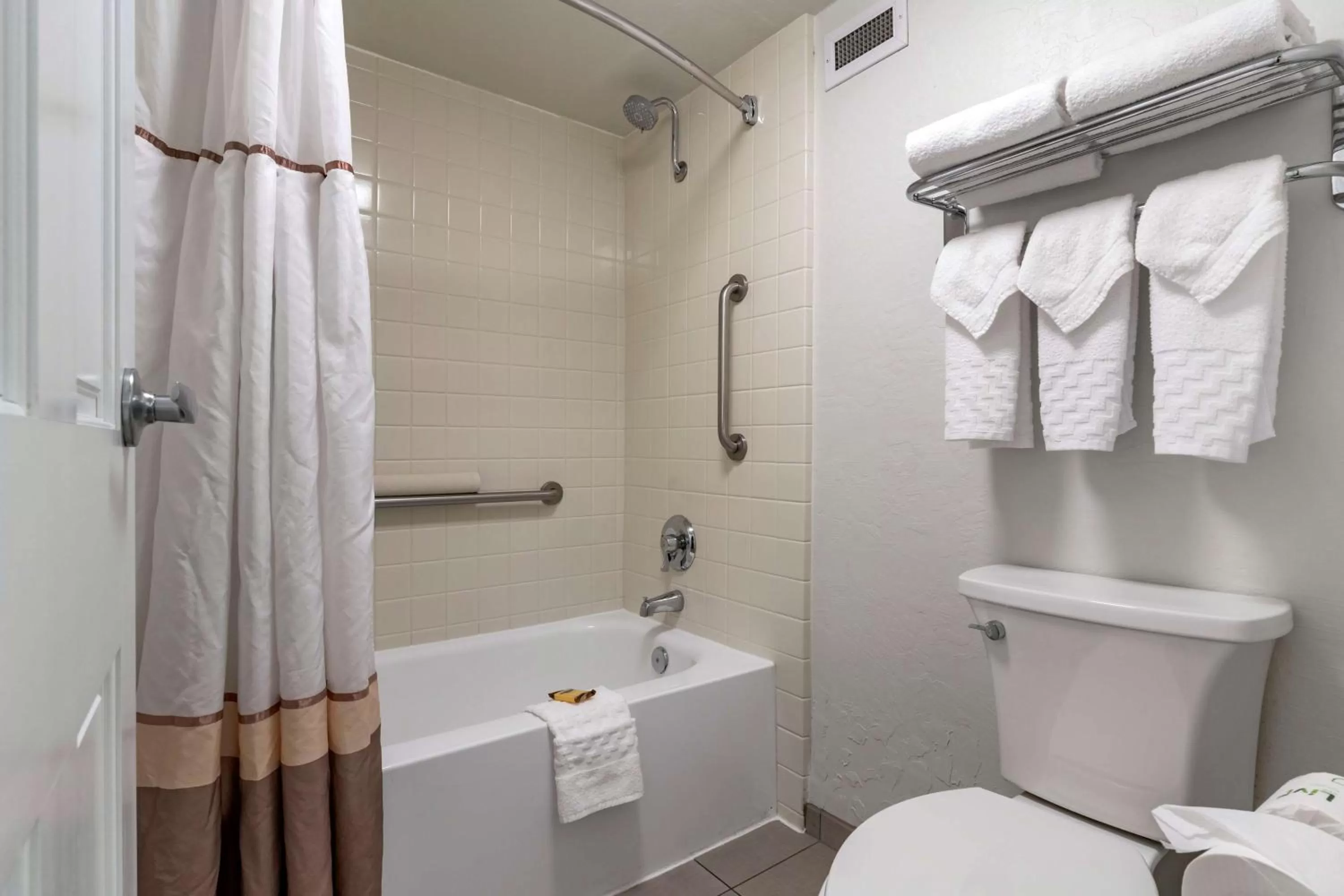 Executive Queen Room with Roll-In Shower - Mobility Accessible/Non-Smoking in Best Western Plus Hilltop Inn