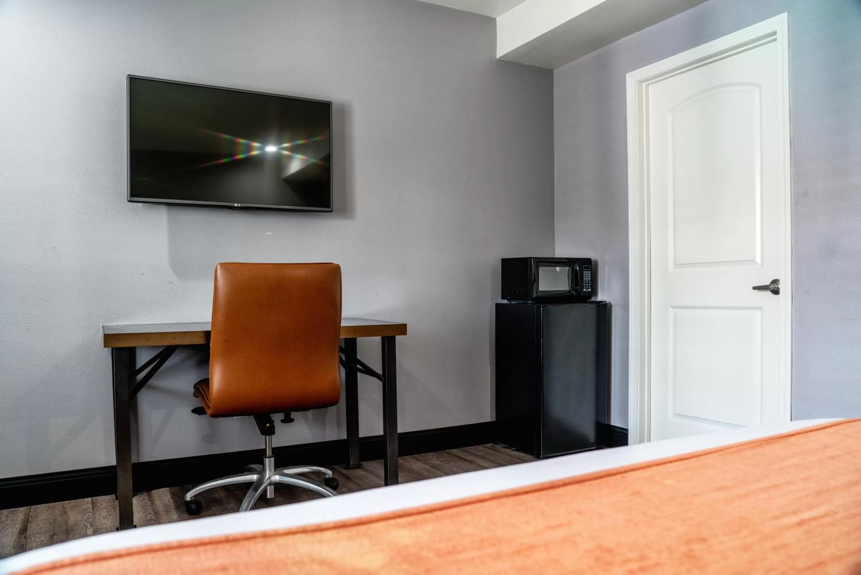 TV and multimedia in LYFE INN & SUITES by AGA - LAX Airport