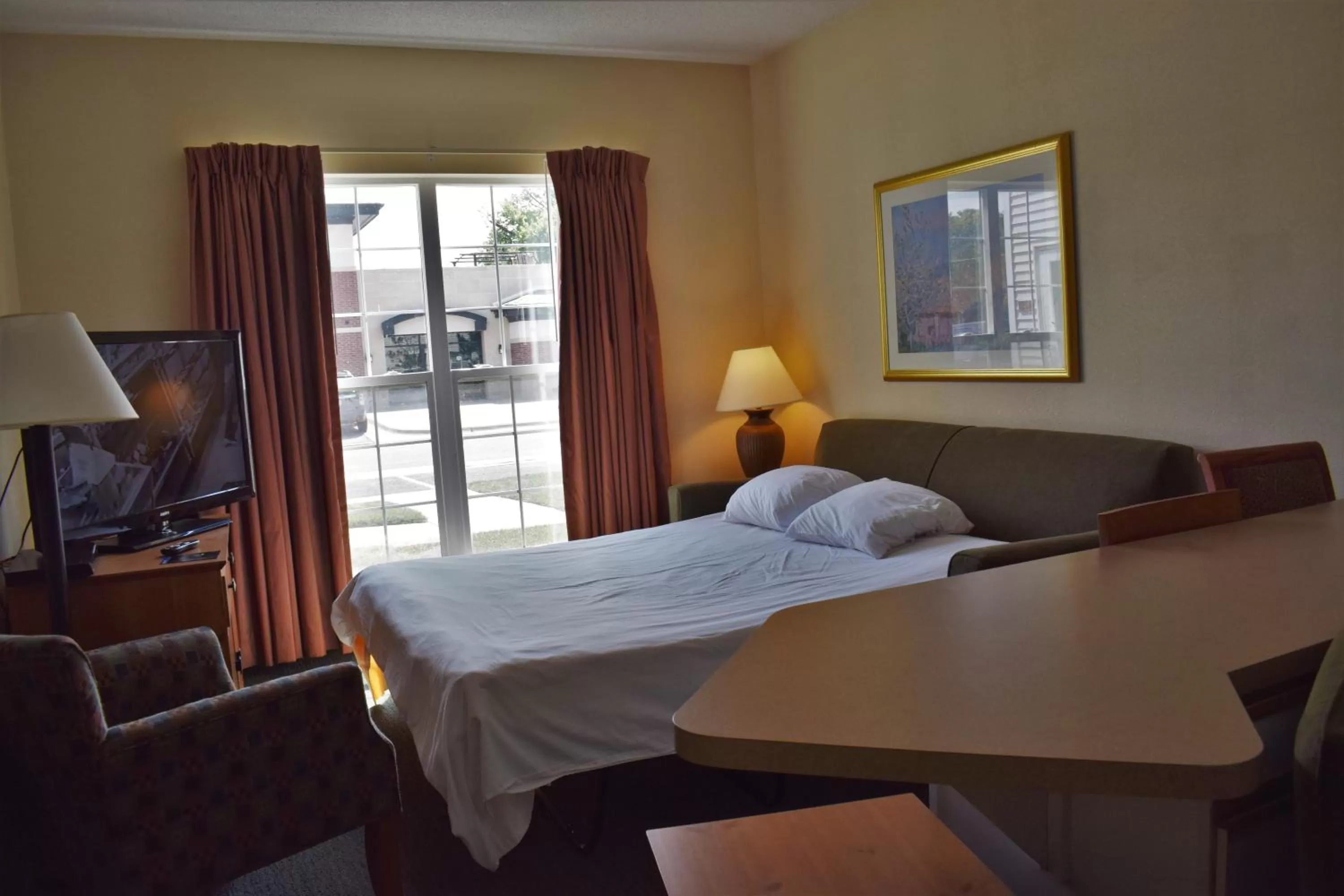 Living room, Bed in Baymont by Wyndham Wichita East