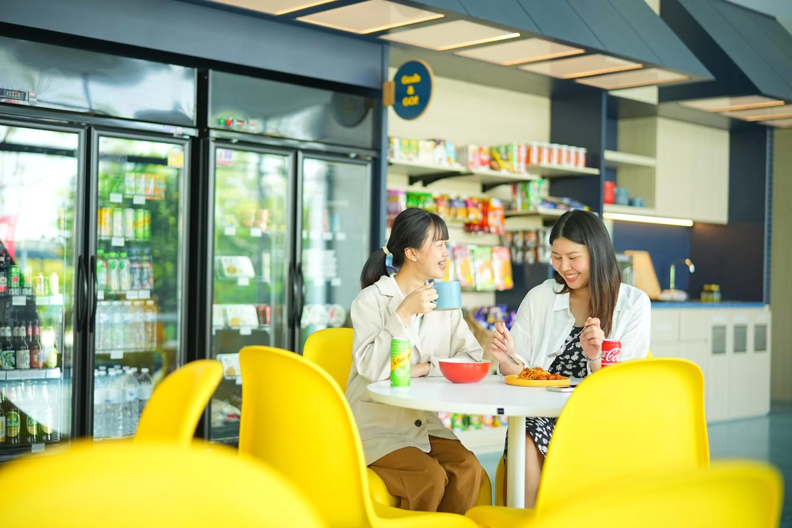 Lounge or bar in GO Hotel Bowin at Robinson Lifestyle Bowin