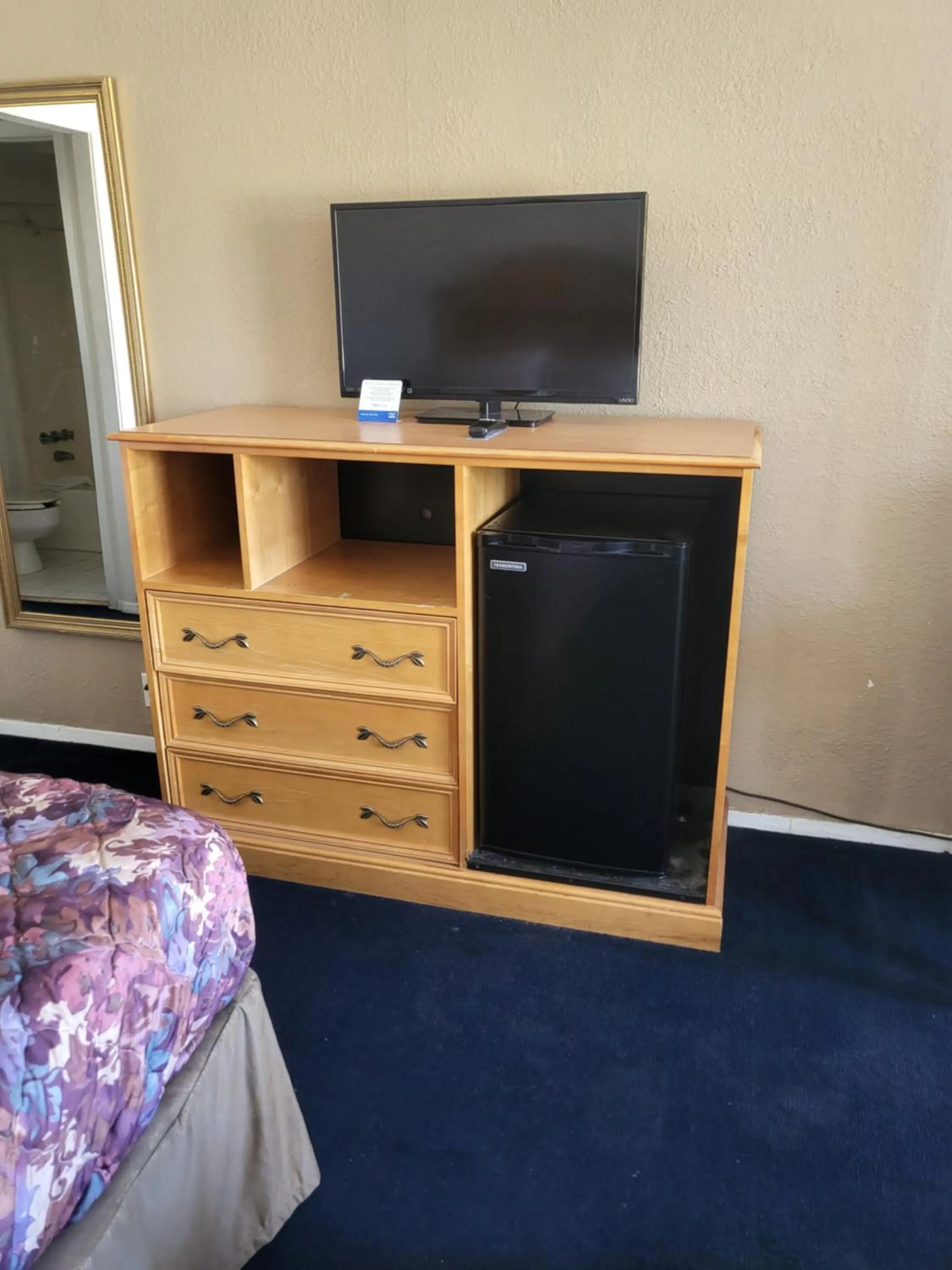 TV and multimedia, Bed in Rodeway Inn Brazil