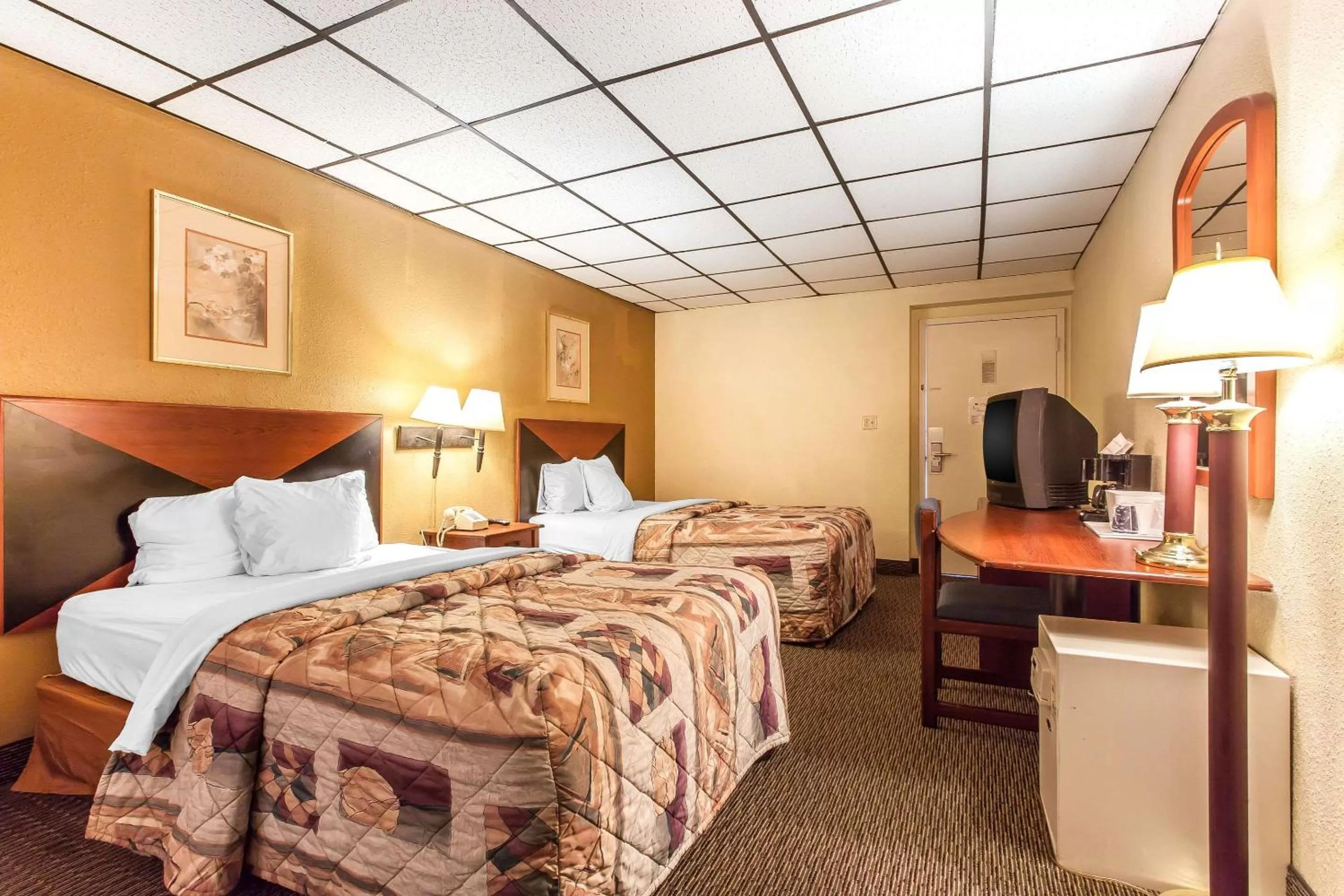 Photo of the whole room, Bed in Rodeway Inn Sandusky North