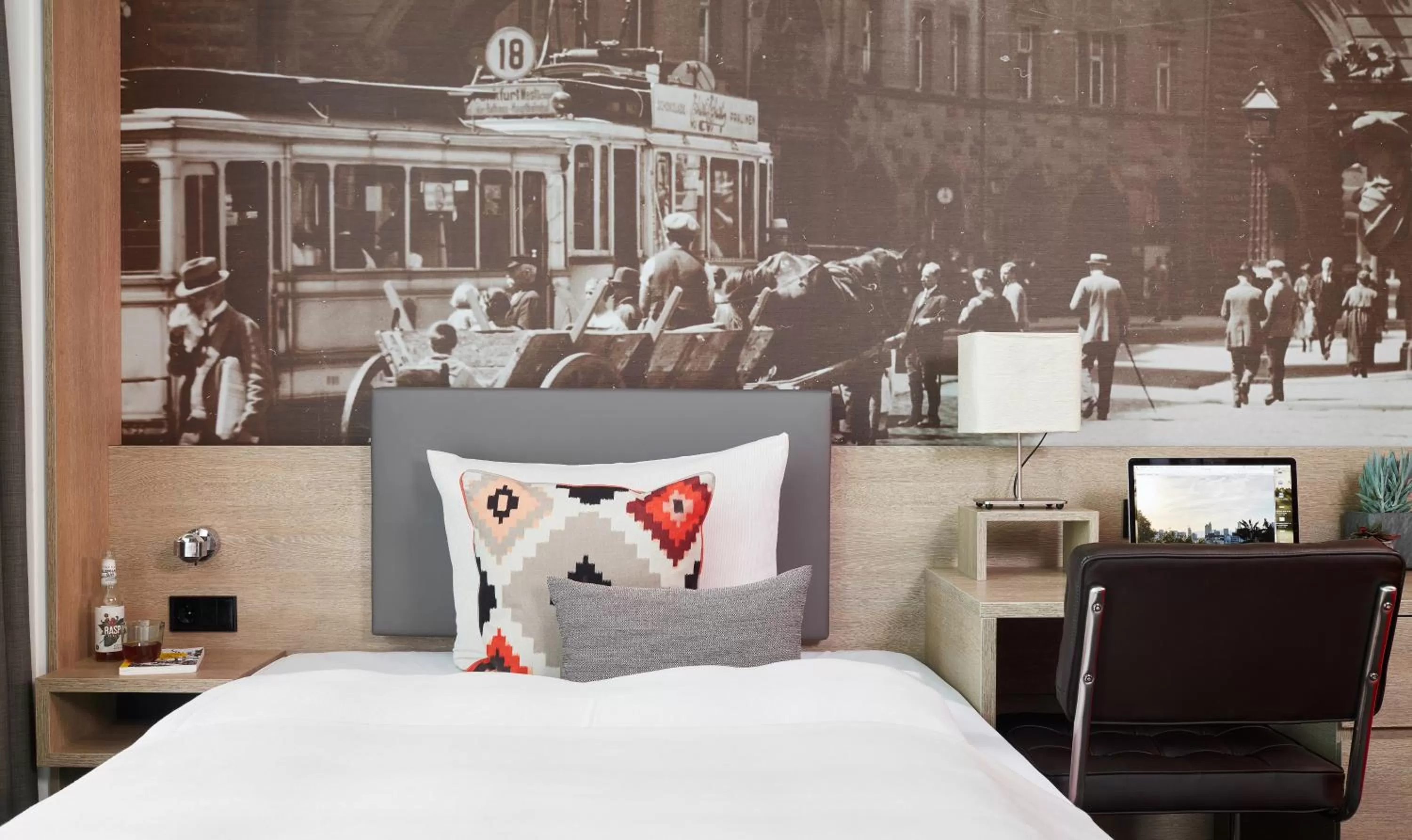 Photo of the whole room, Bed in Living Hotel Frankfurt