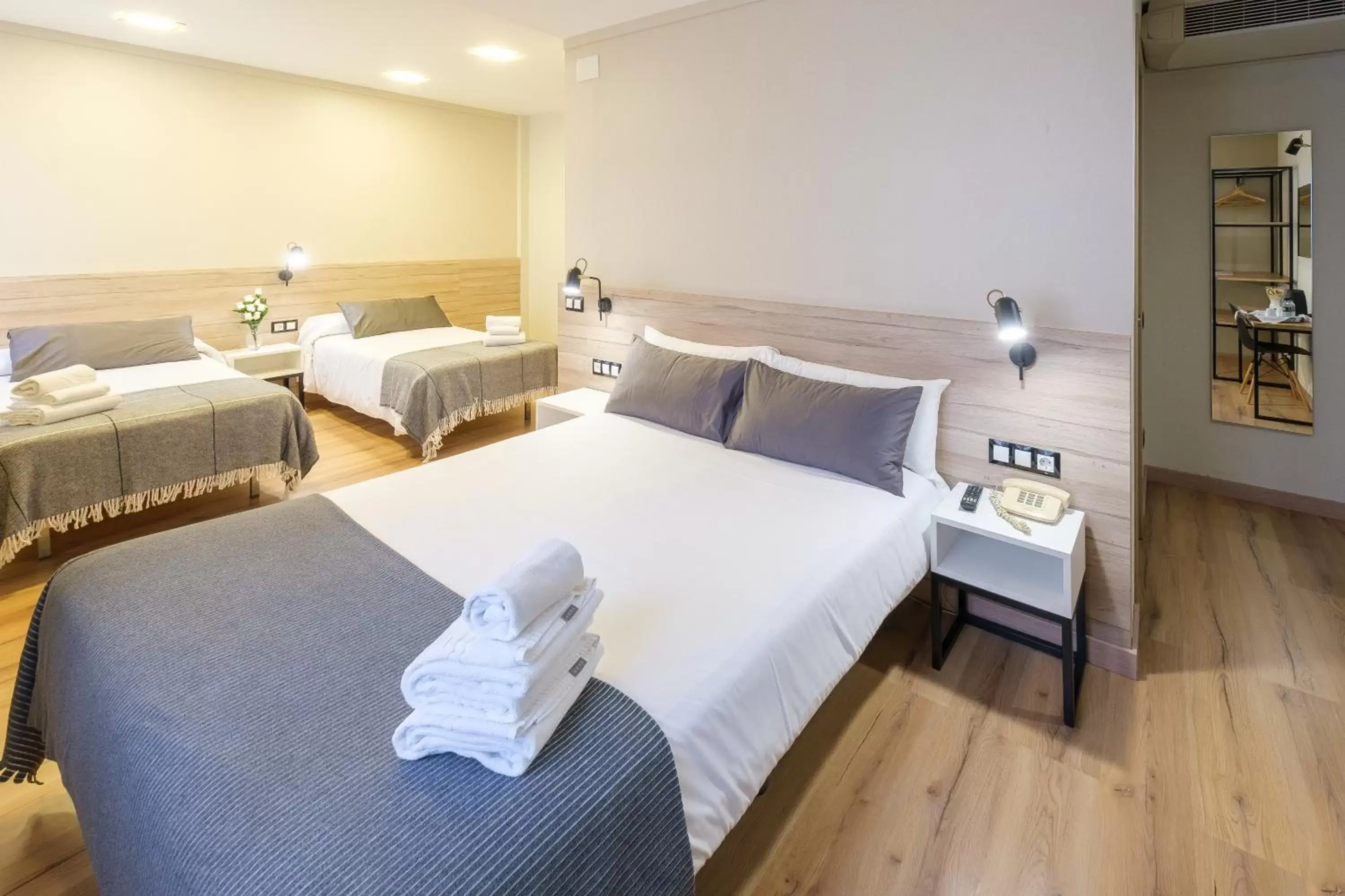 Classic Quadruple Room in Hotel Torres Manlleu Classic Quadruple Room in Hotel Torres Manlleu