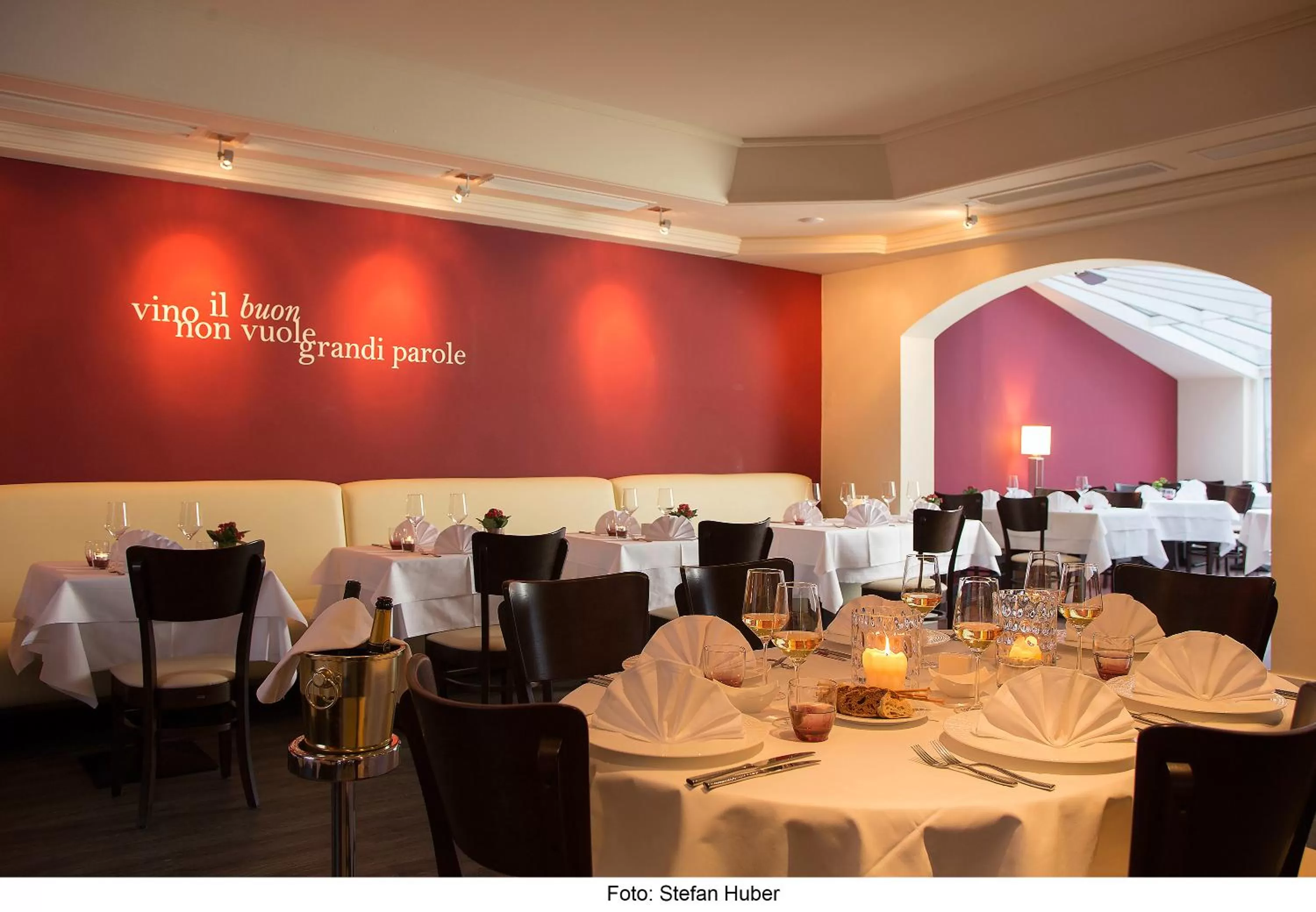 Restaurant/places to eat in Ambassador Parkhotel