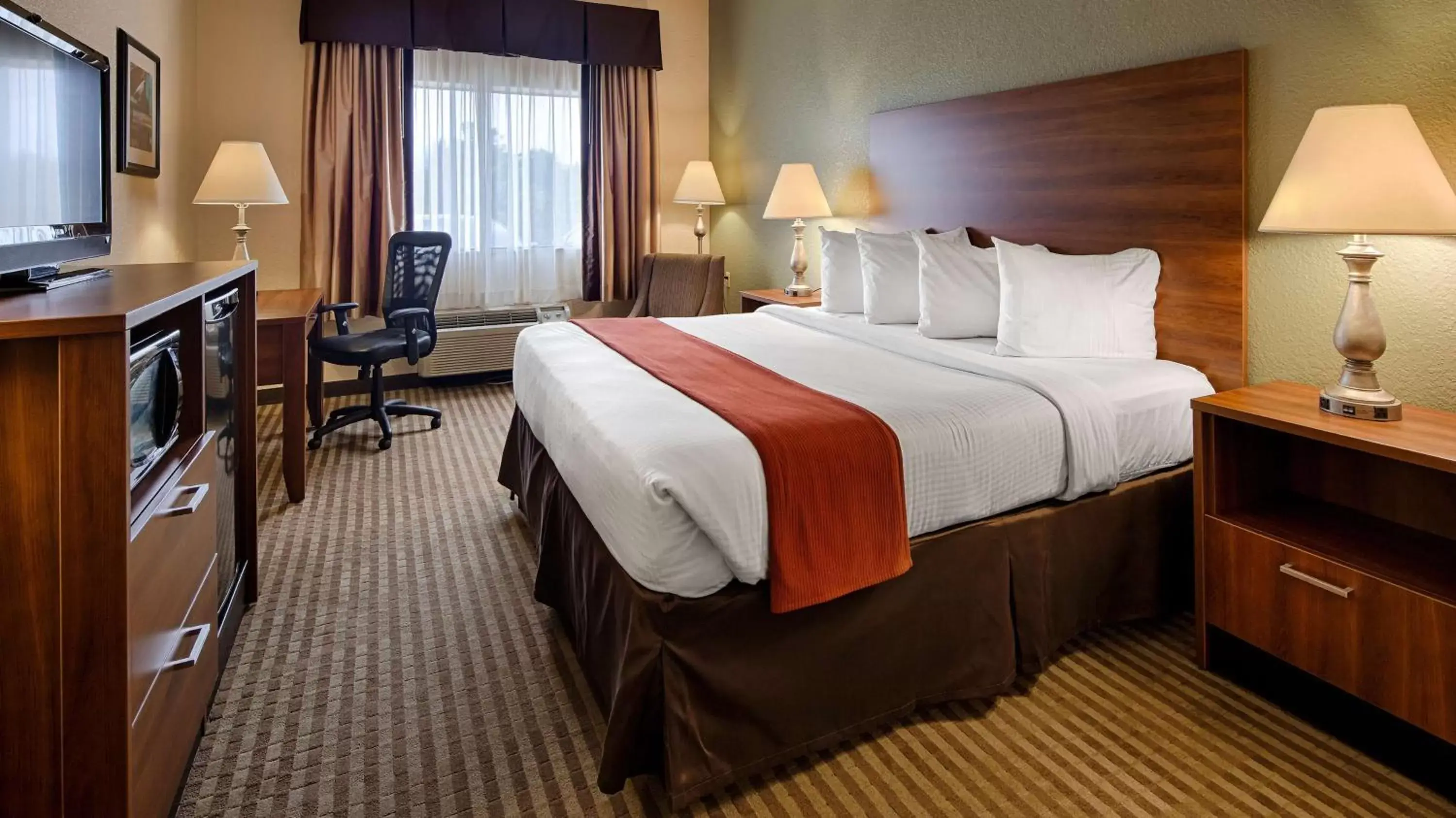 King Room with Bath Tub - Disability Access Room/Smoking in Best Western of Wise King Room with Bath Tub - Disability Access Room/Smoking in Best Western of Wise