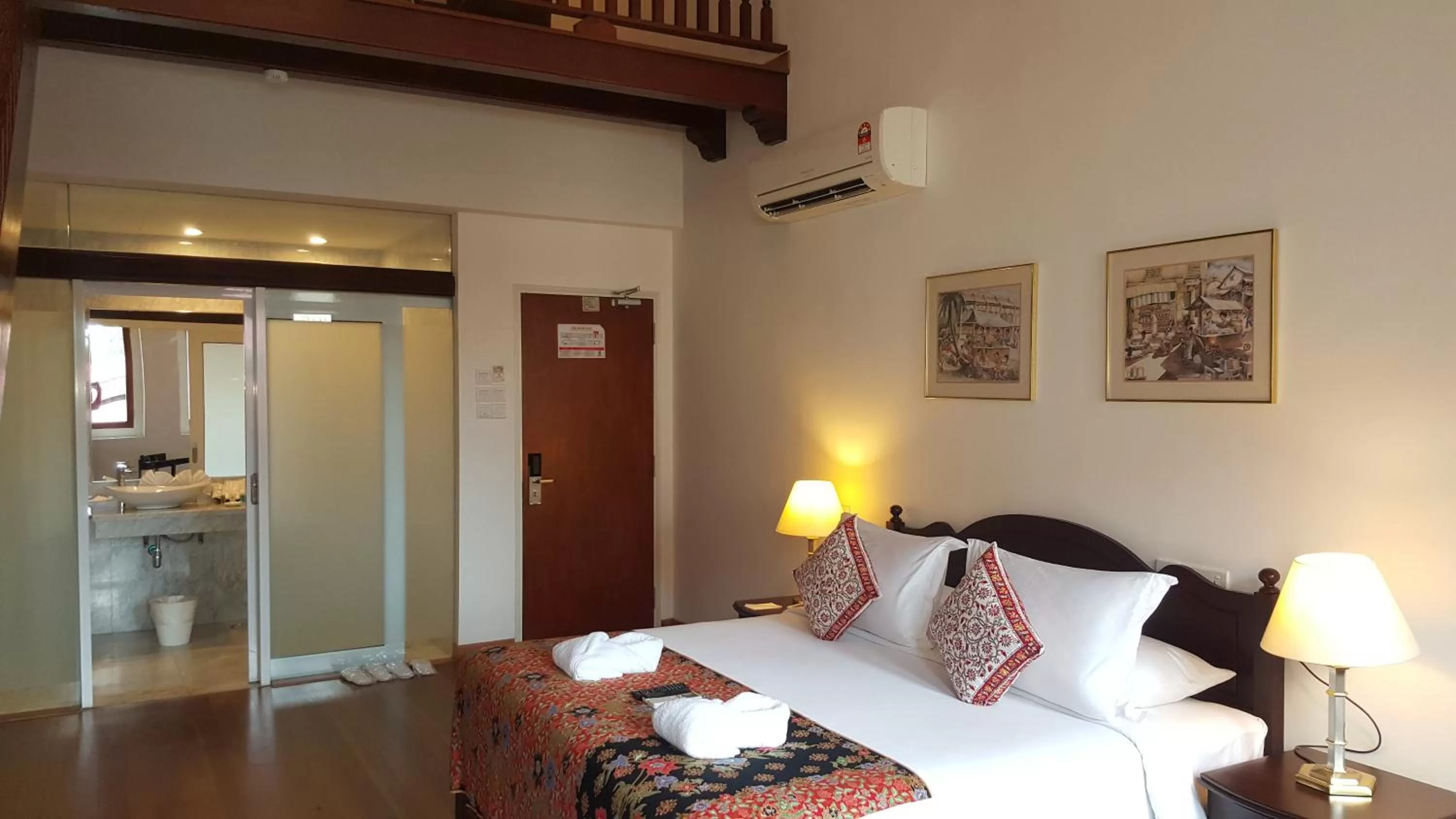 Bed in Heeren Straits Hotel