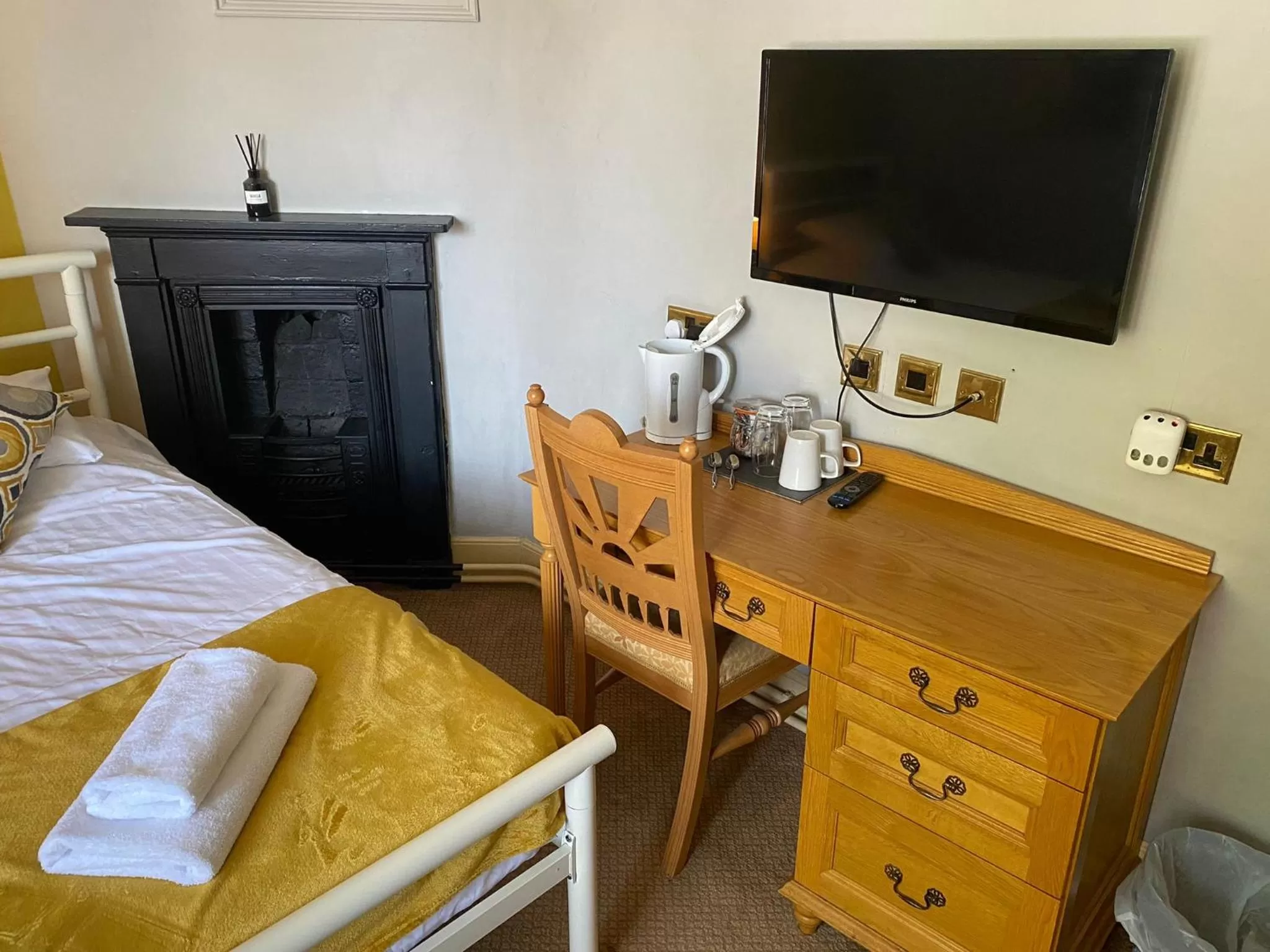 Bedroom, Bed in The Angel Inn Stourport