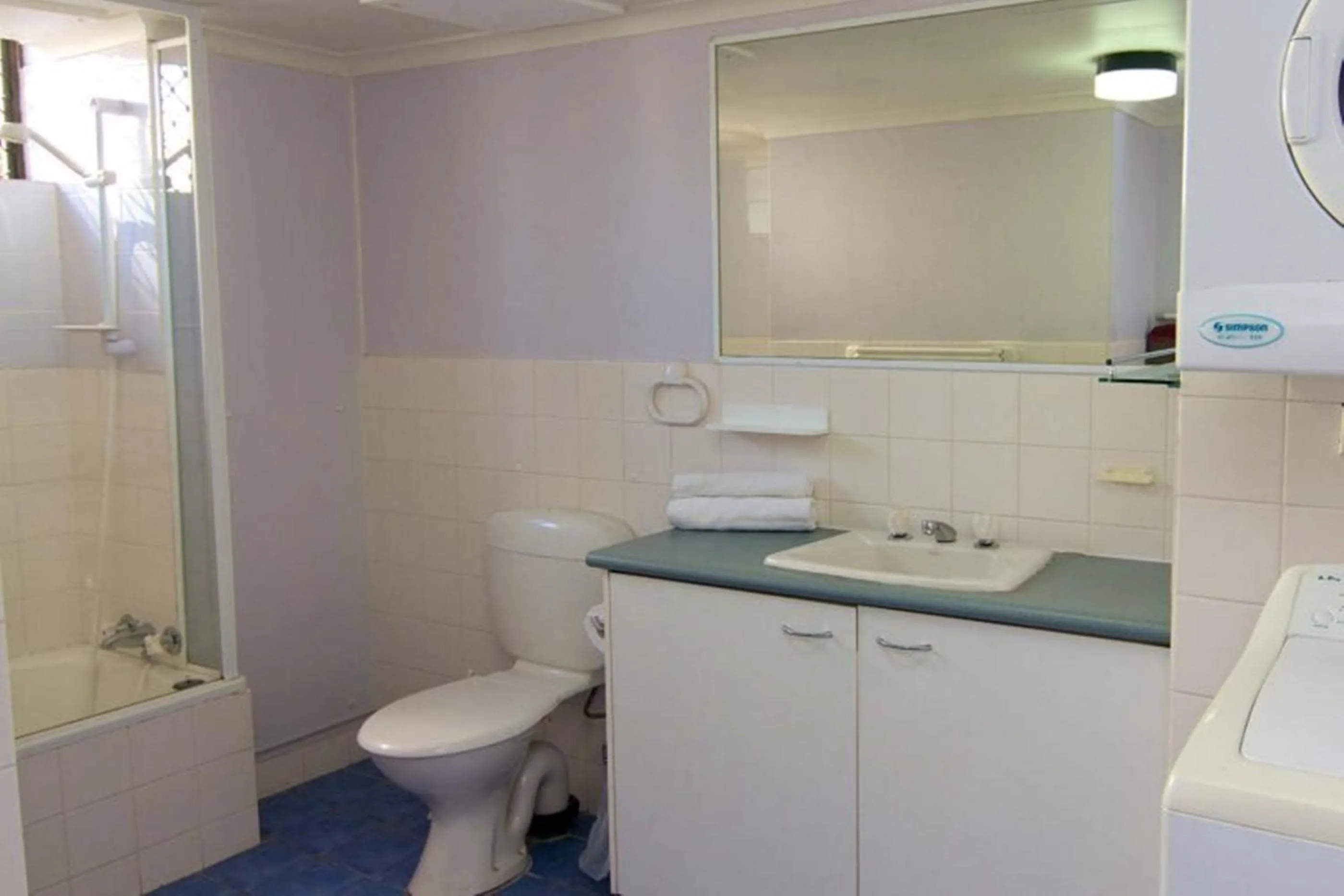 Bathroom in Enderley Gardens Resort