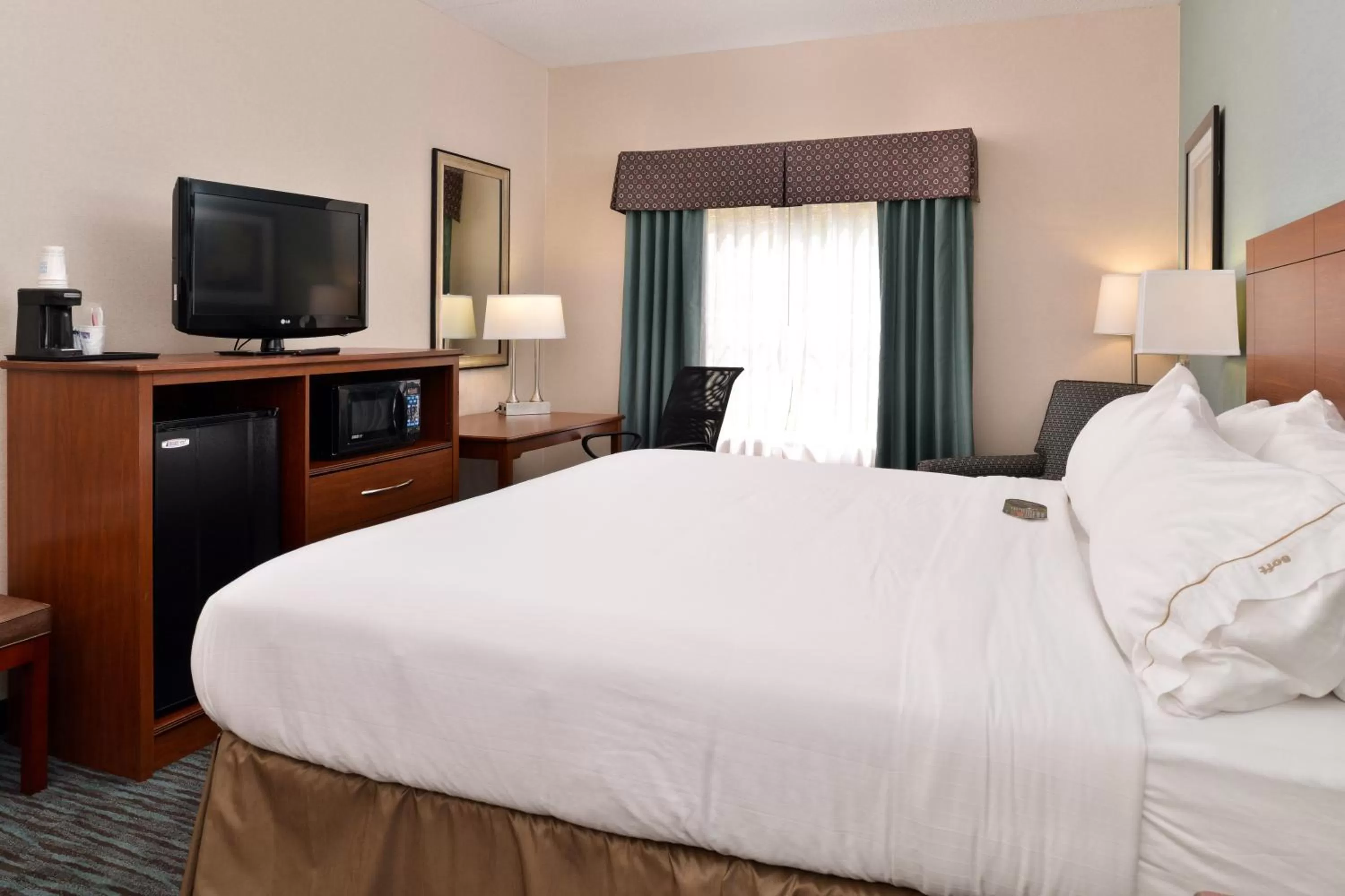 Photo of the whole room, Bed in Holiday Inn Express & Suites St Marys by IHG