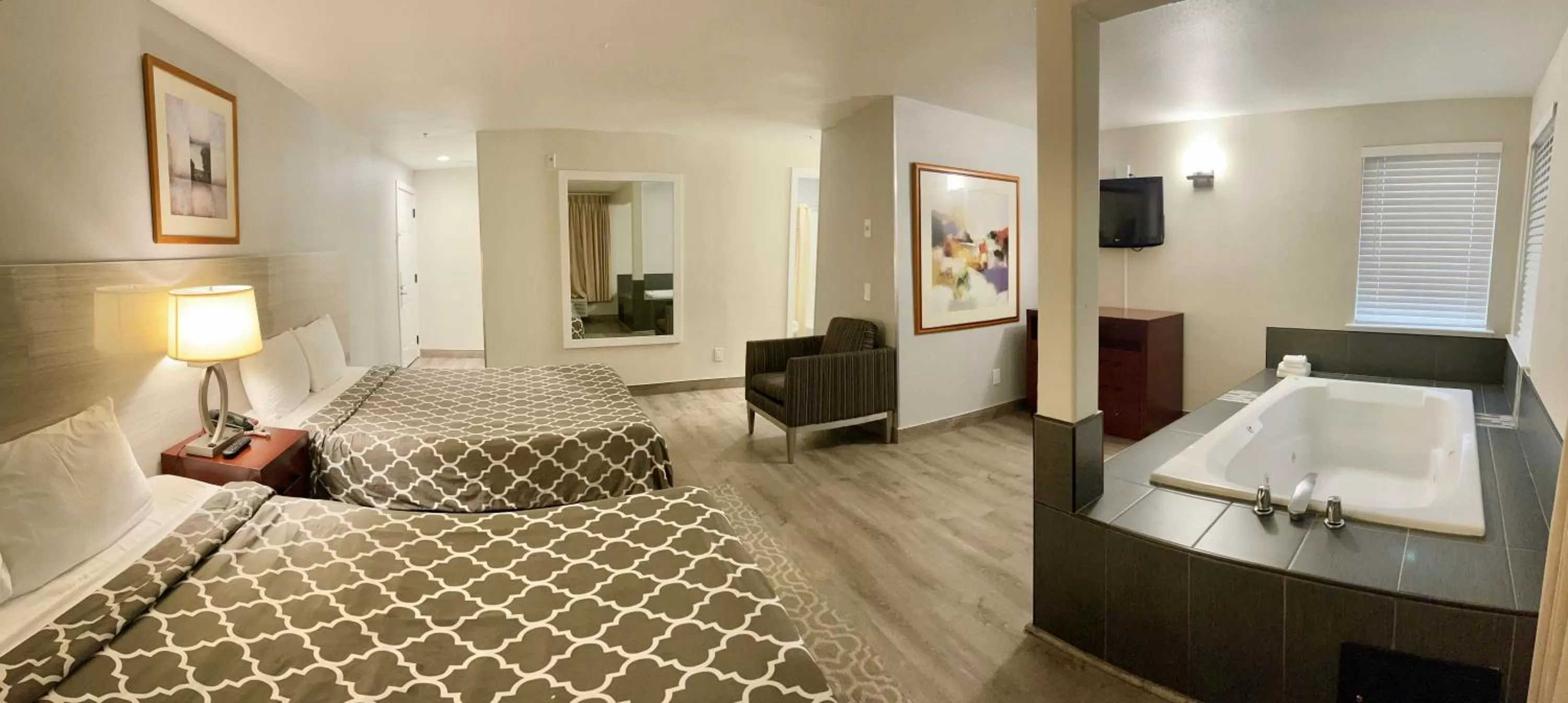 Photo of the whole room, Bed in Americas Inn & Suite