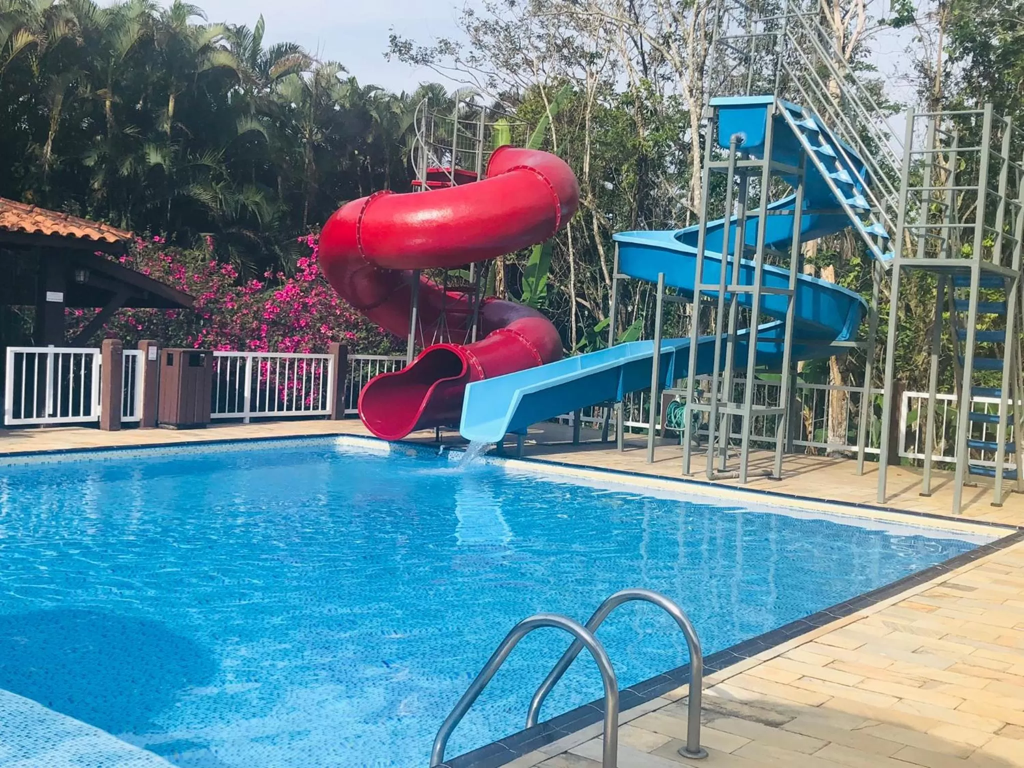 Swimming pool in Hotel Bosques do Massaguaçu