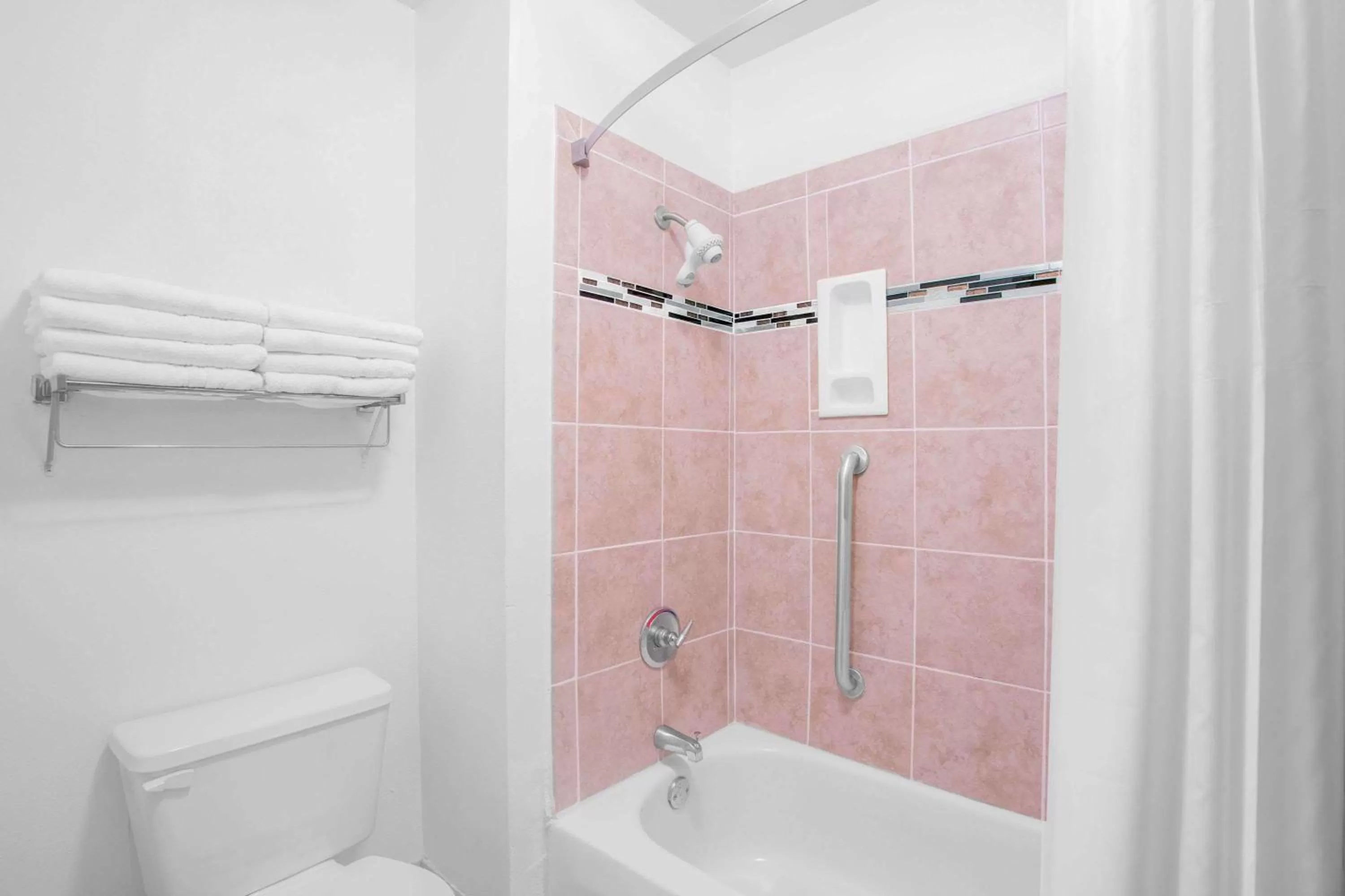 Photo of the whole room in Days Inn by Wyndham Lake Village