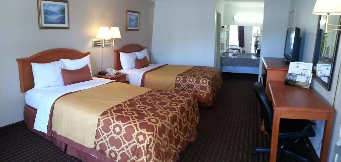 Photo of the whole room, Bed in Americas Best Value Inn Bowie