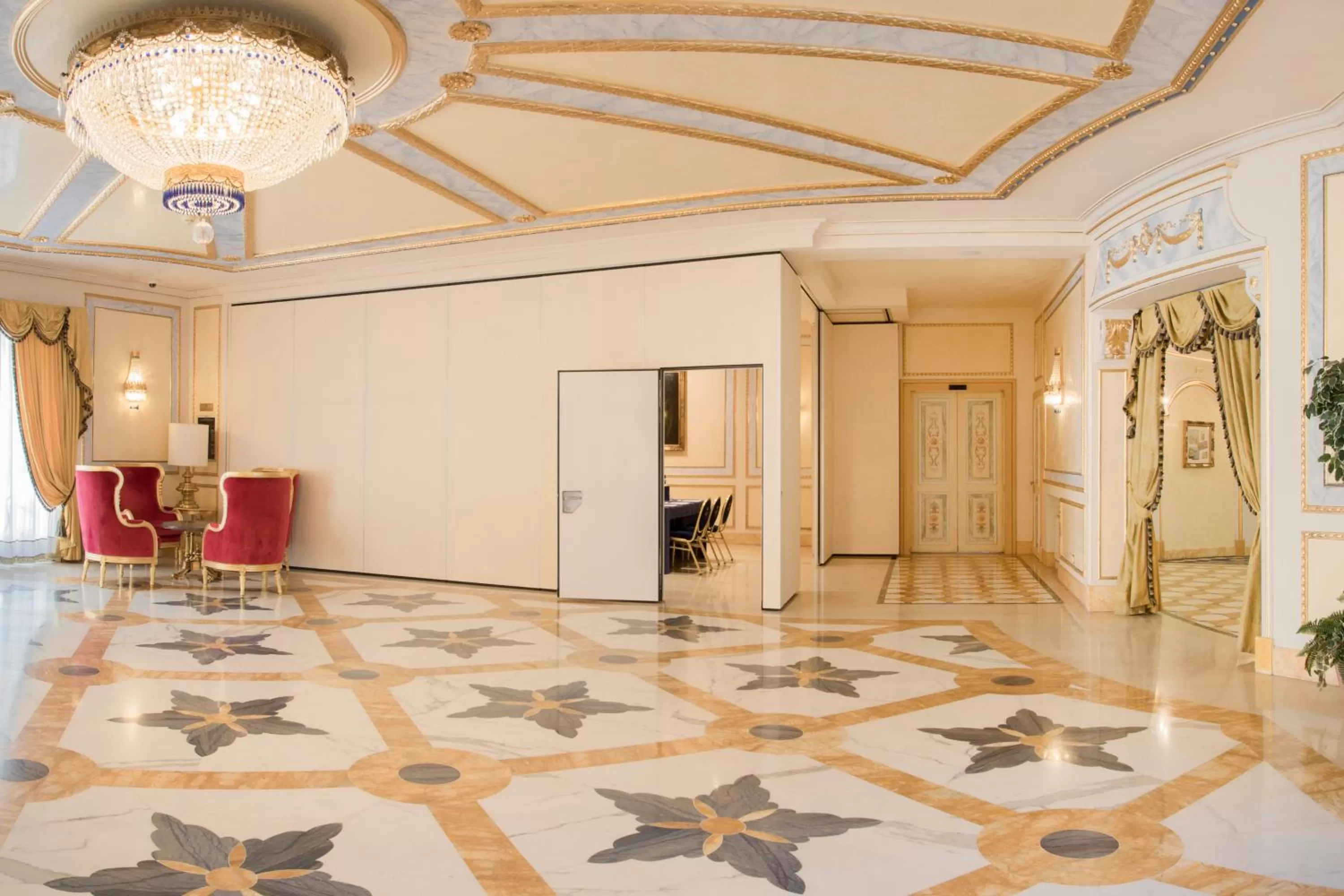 Property building in Hotel Regina Palace