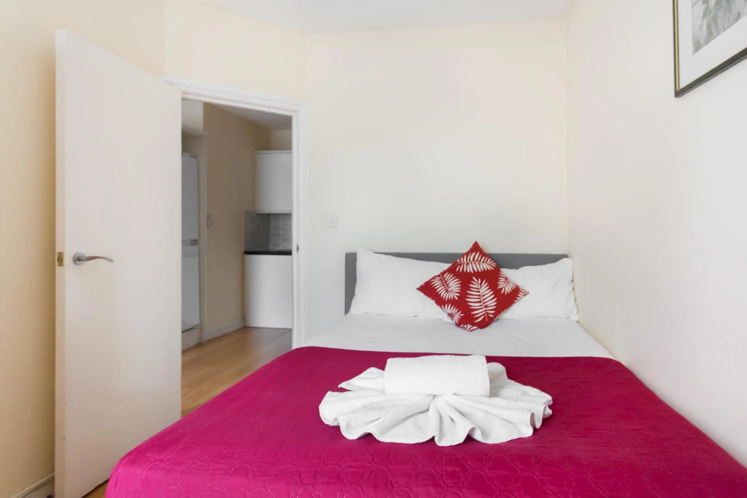 Bedroom, Bed in Kings Cross Prime Stay Apartments