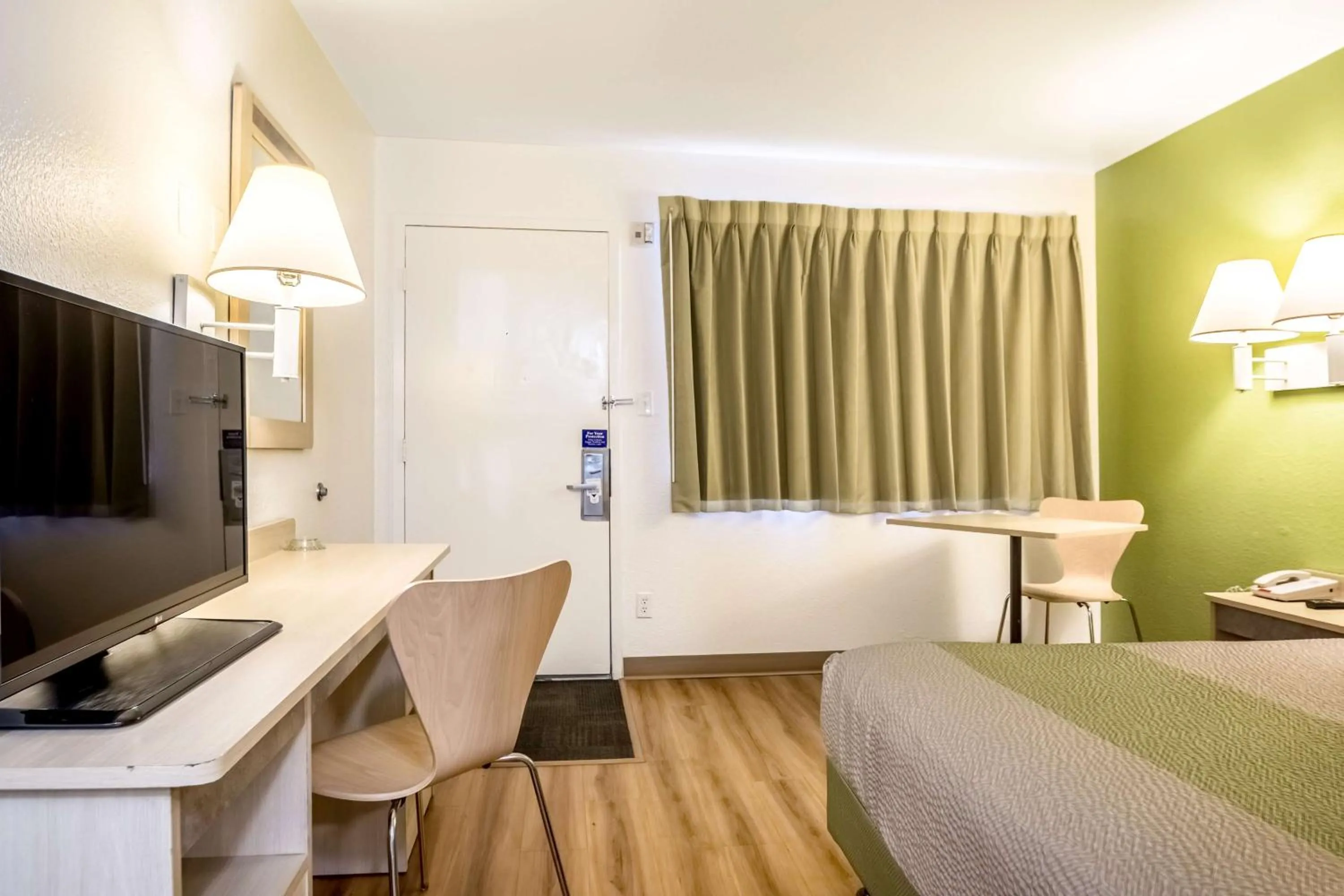 Photo of the whole room, Bed in Motel 6-Pueblo, CO - I-25