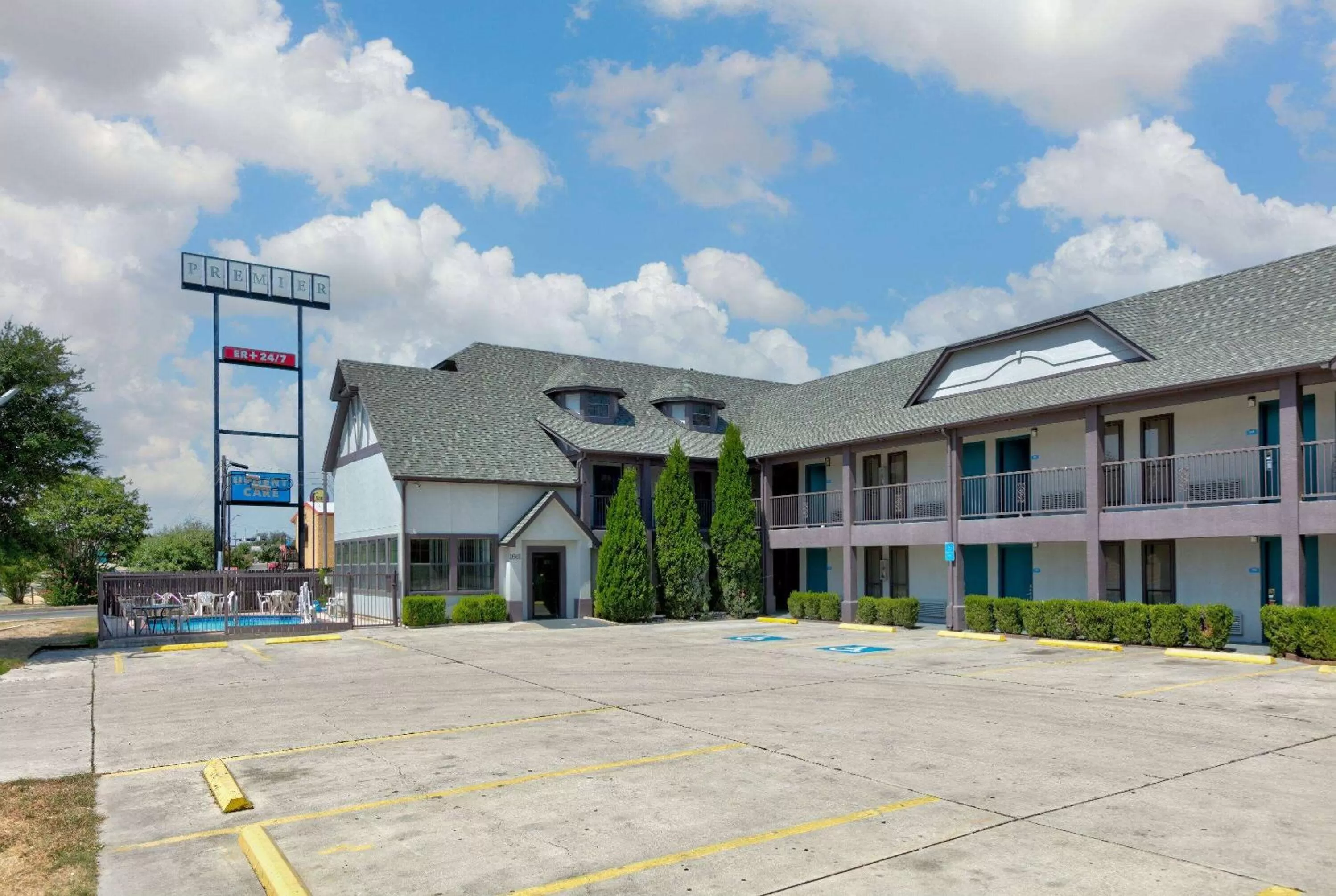 Property building in Howard Johnson by Wyndham San Marcos