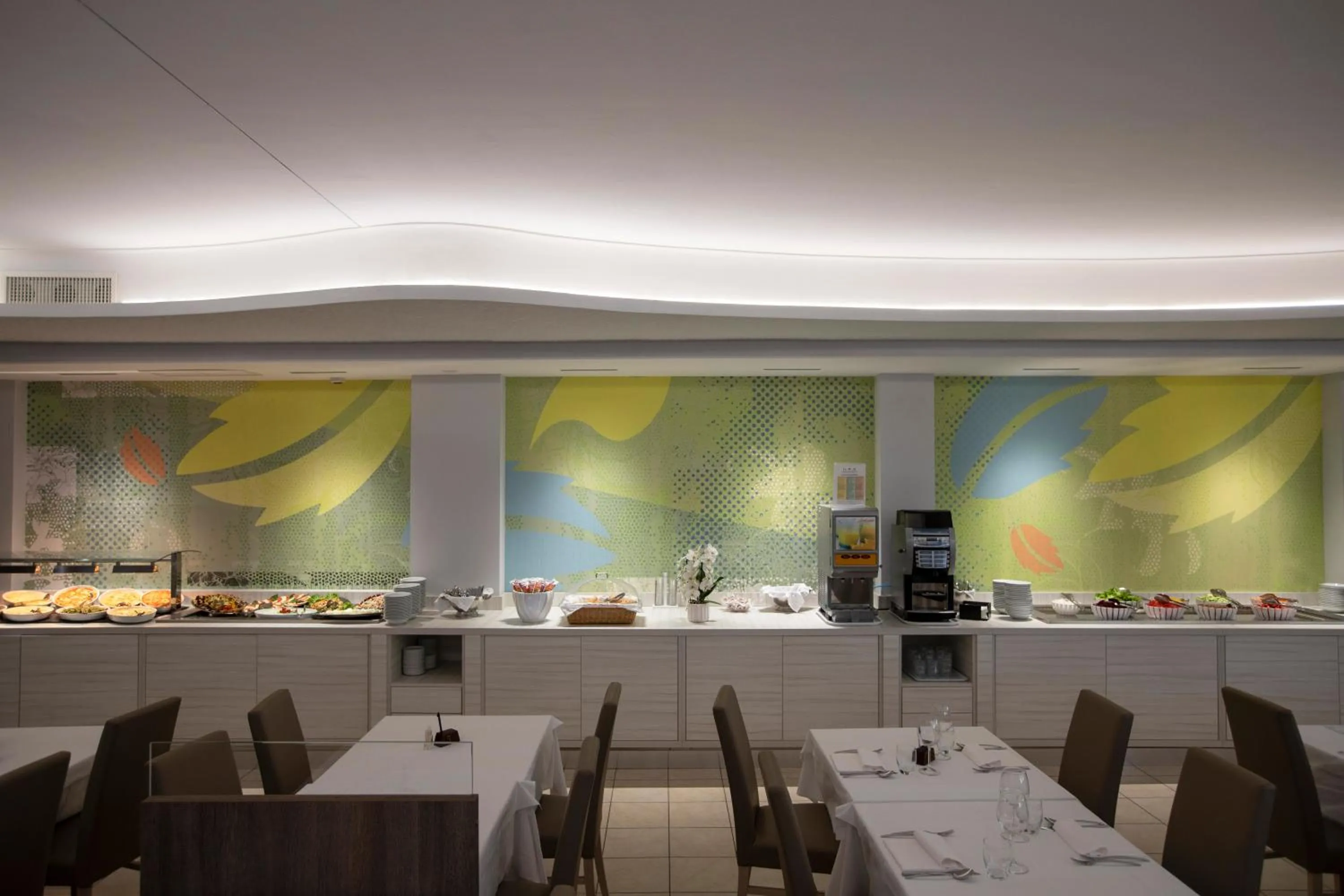 Restaurant/places to eat in Hotel Marco Polo