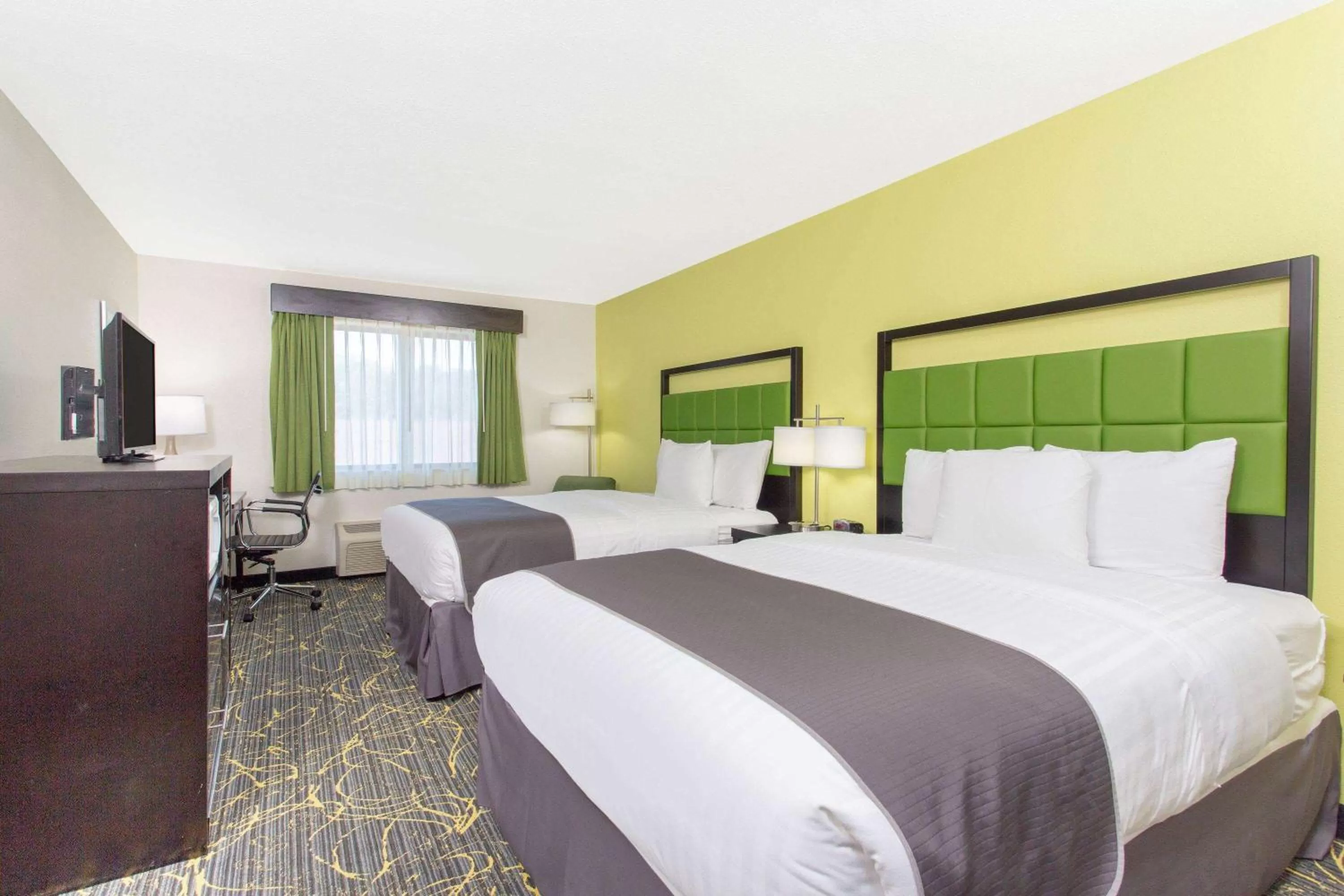 Photo of the whole room, Bed in AmericInn and Suites by Wyndham Delafield-Waukesha-Milwaukee