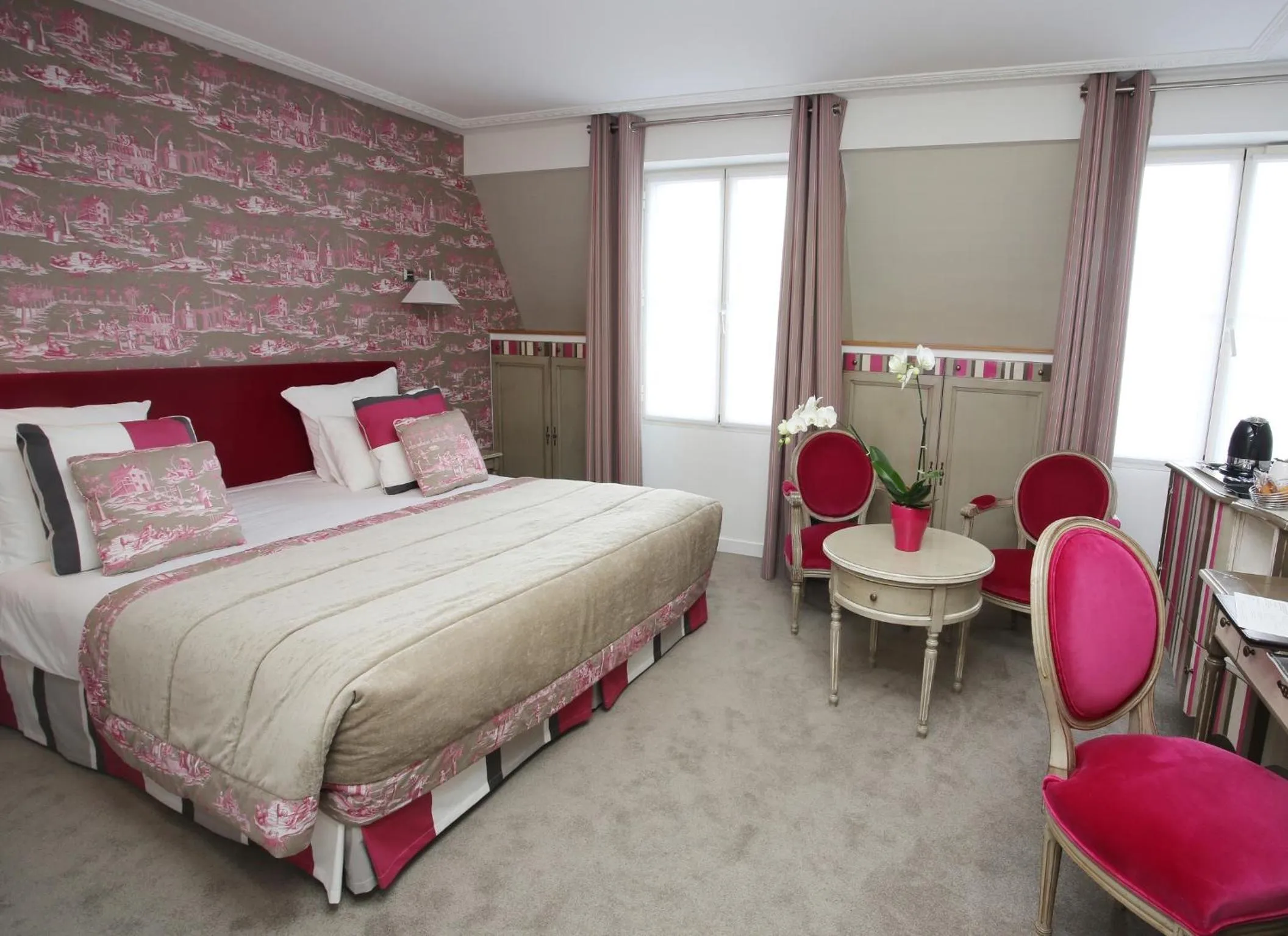 Coffee/tea facilities, Bed in Hôtel Relais Saint Jacques Paris