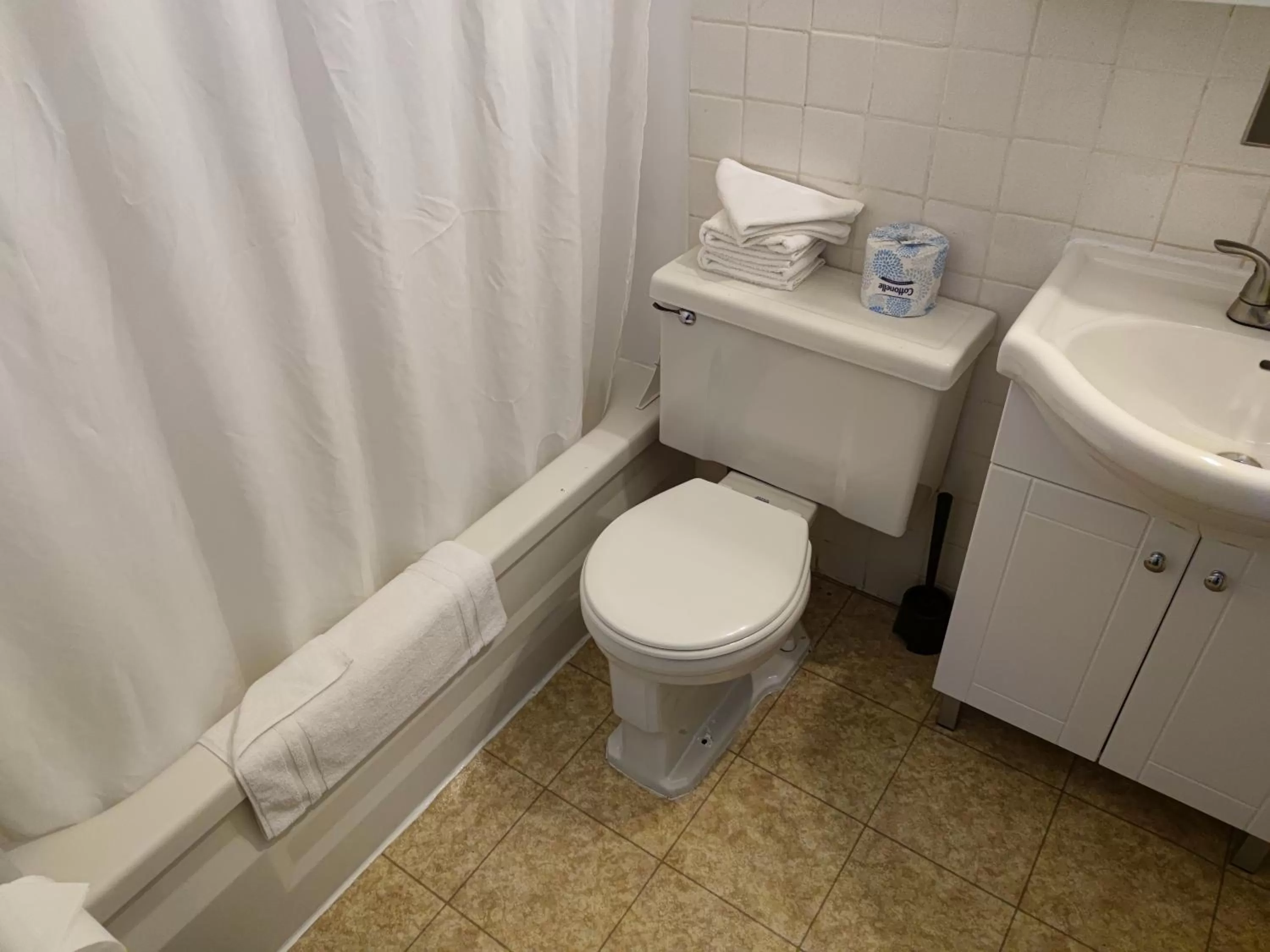 Bathroom in Pemberton Hotel (Motel)