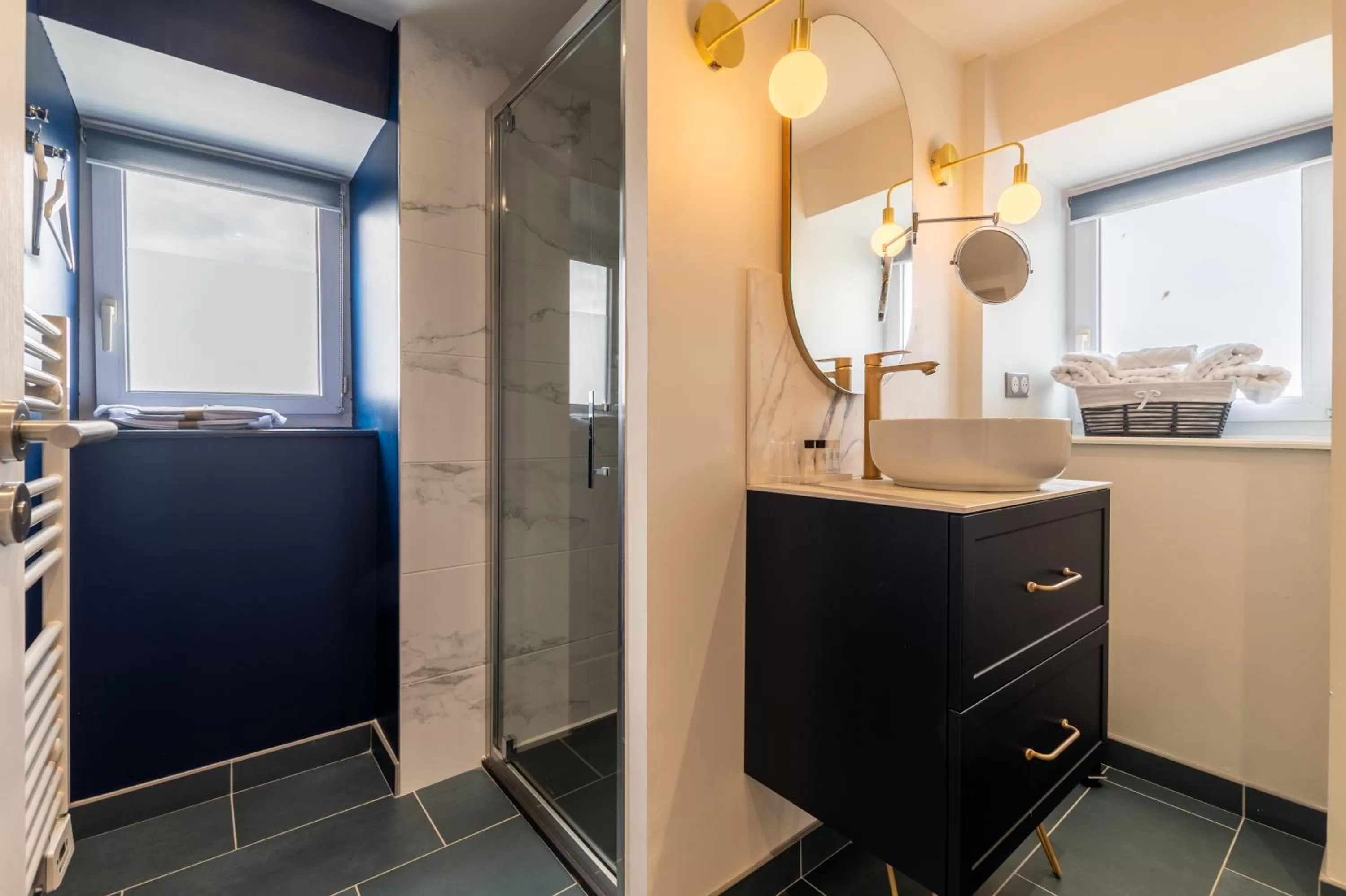 Shower in Hôtel Échappée en Baie - Parking privé gratuit dont forfaits bornes électriques réservable