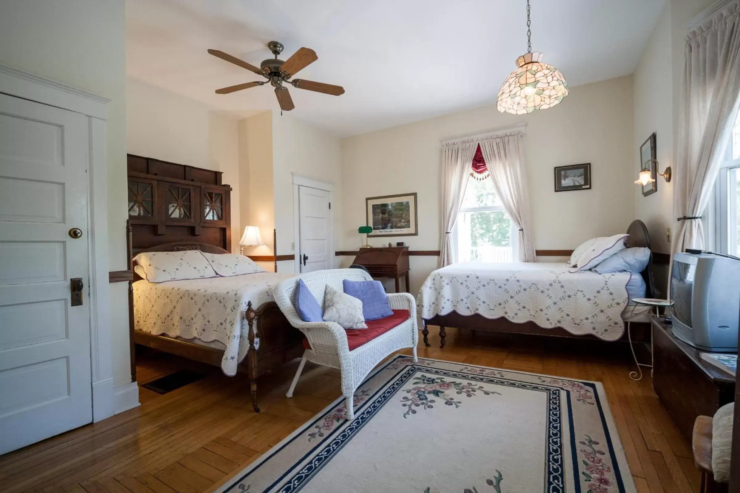 Double Room with Two Double Beds in Friendly City Inn B&B Double Room with Two Double Beds in Friendly City Inn B&B