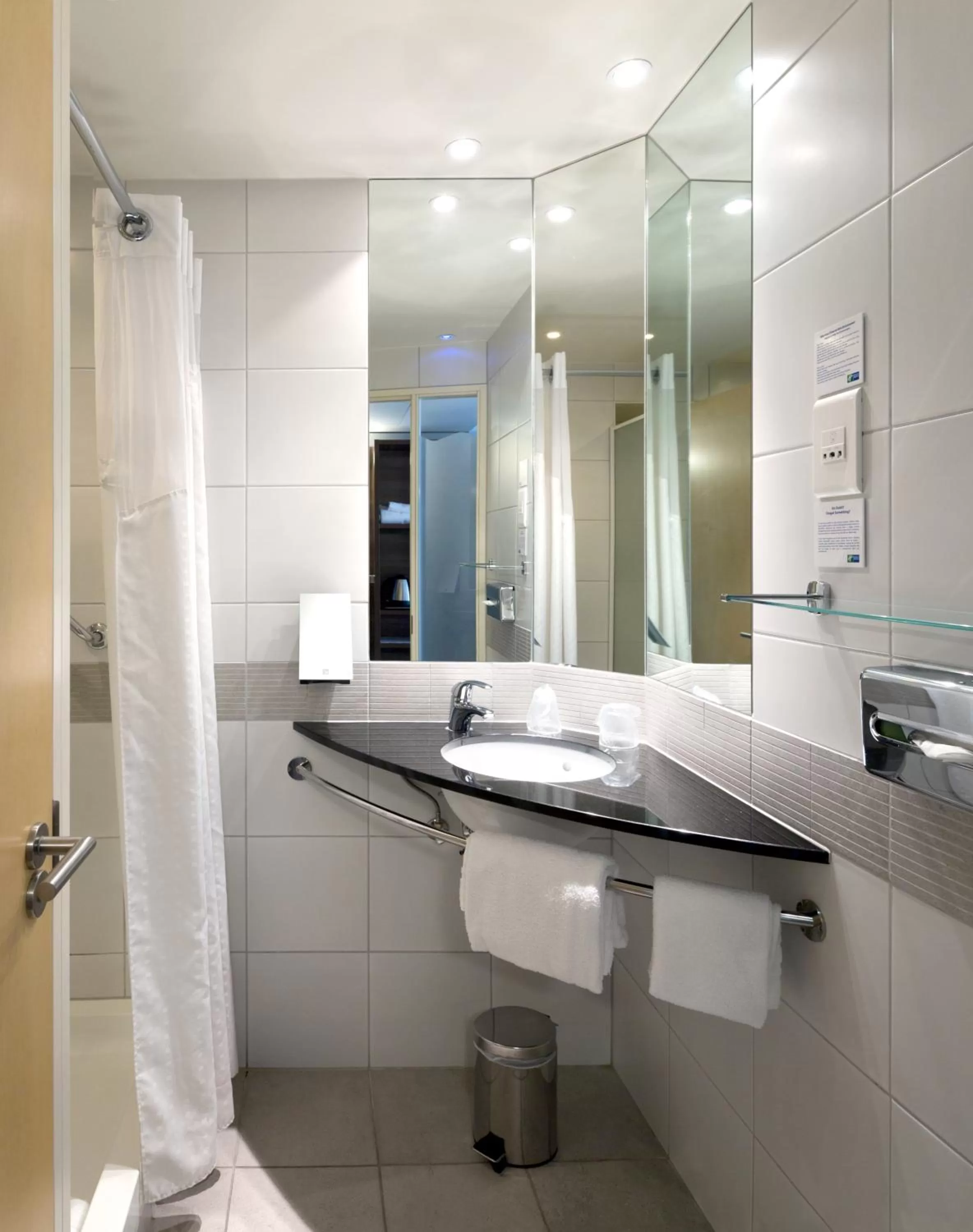 Bathroom in Hôtel Marseille Centre Gare Saint-Charles