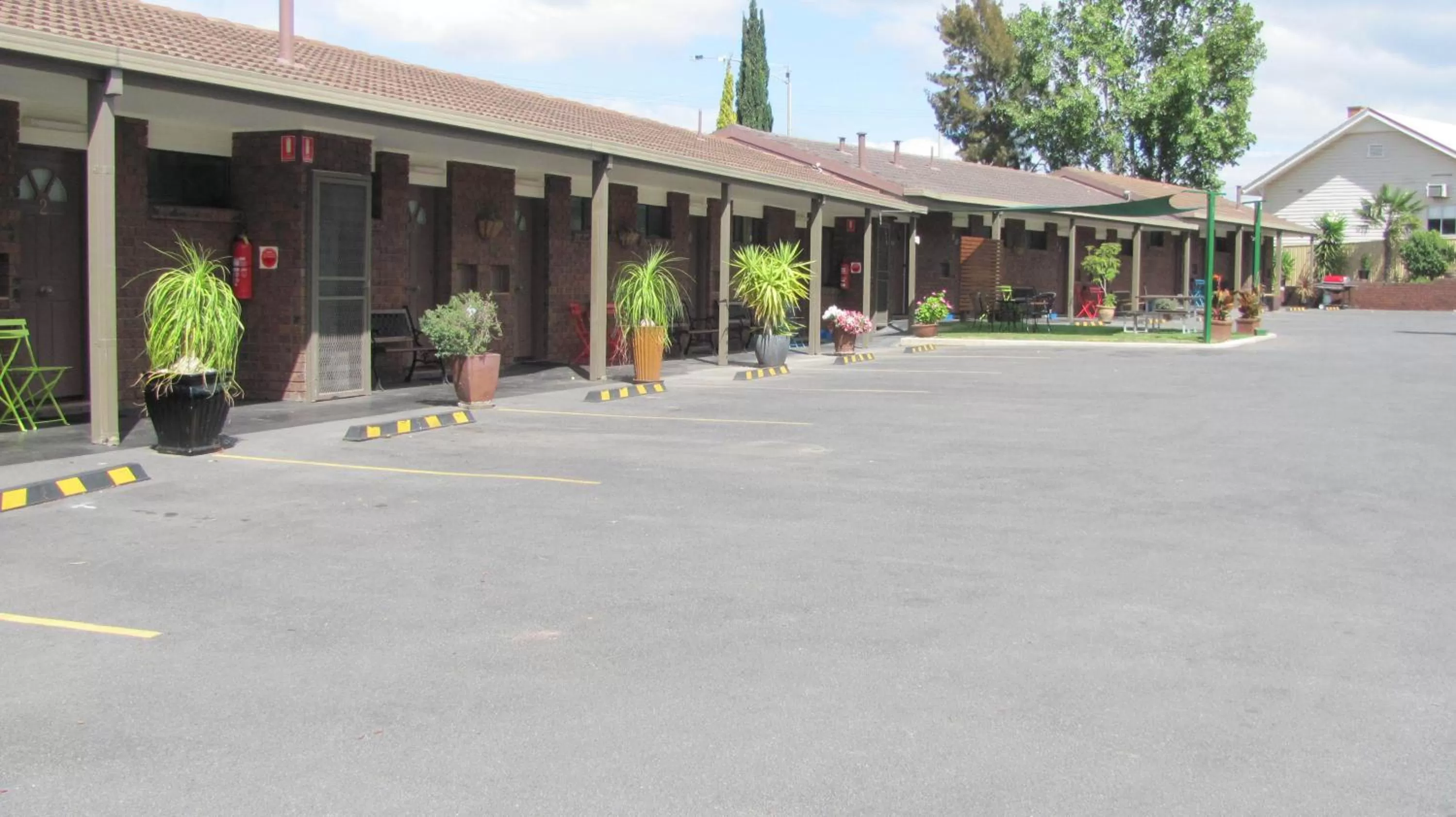 Facade/entrance in Bristol Hill Motor Inn