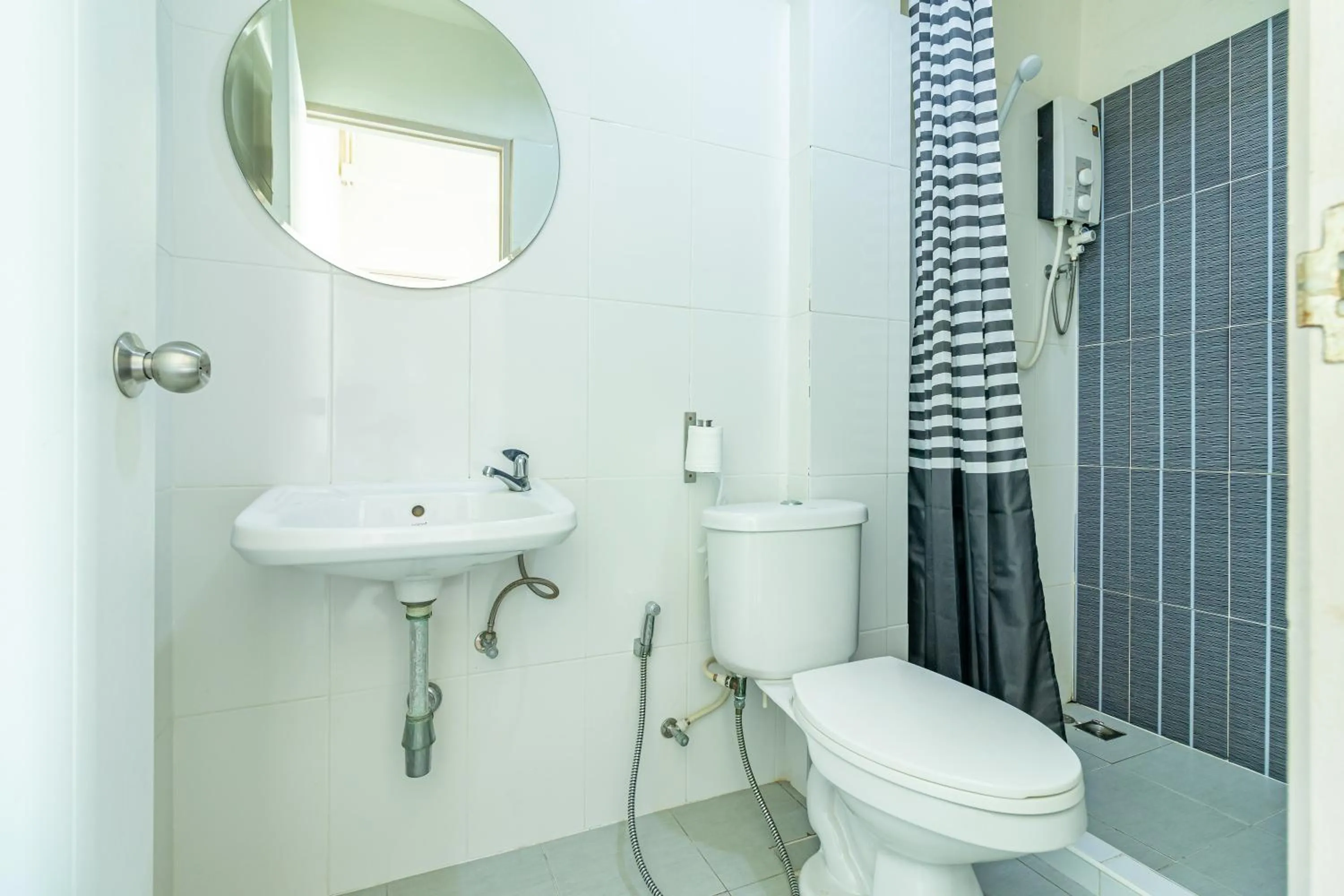 Bathroom in Sleep Dee Hostel