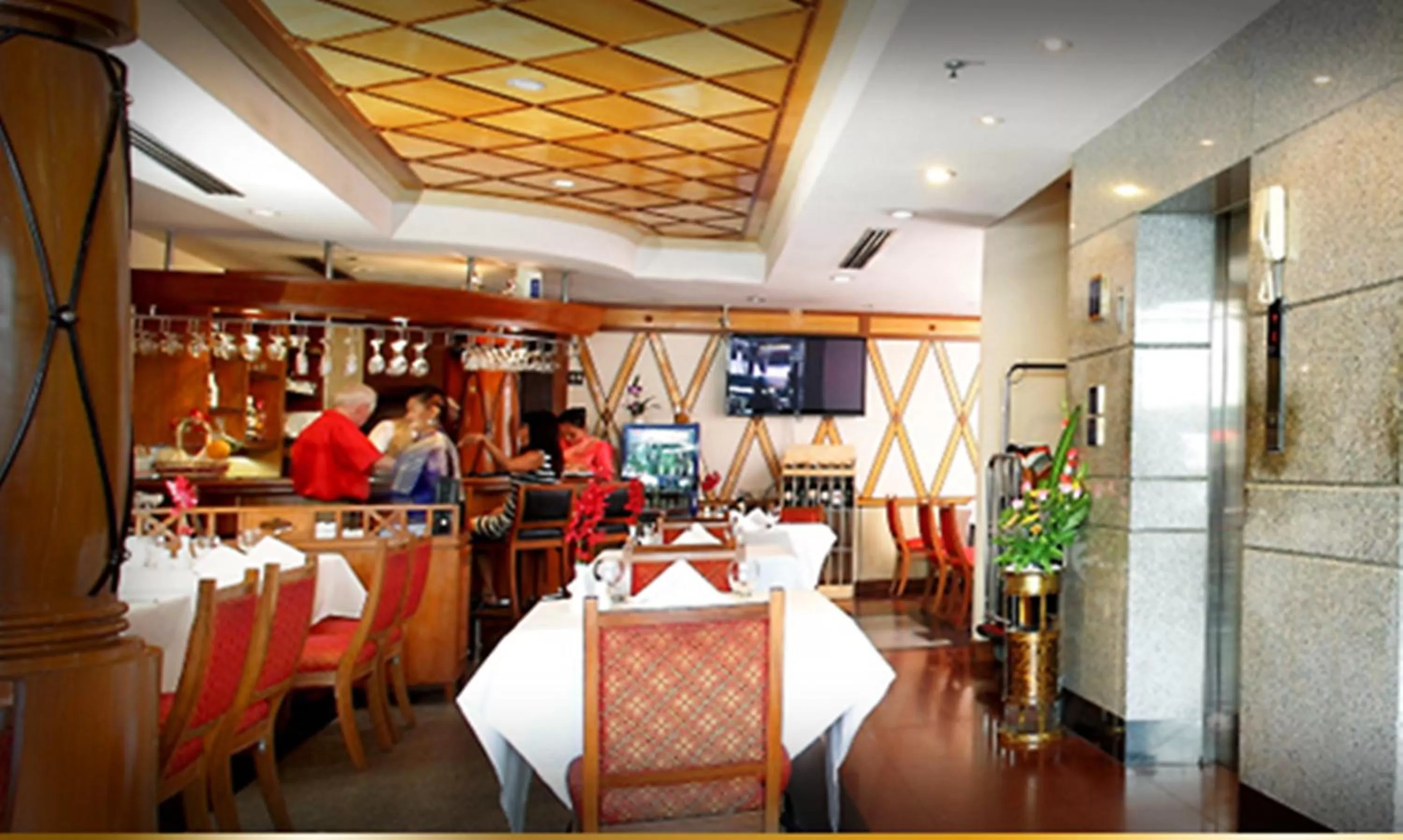 Restaurant/places to eat in Majestic Suites Hotel