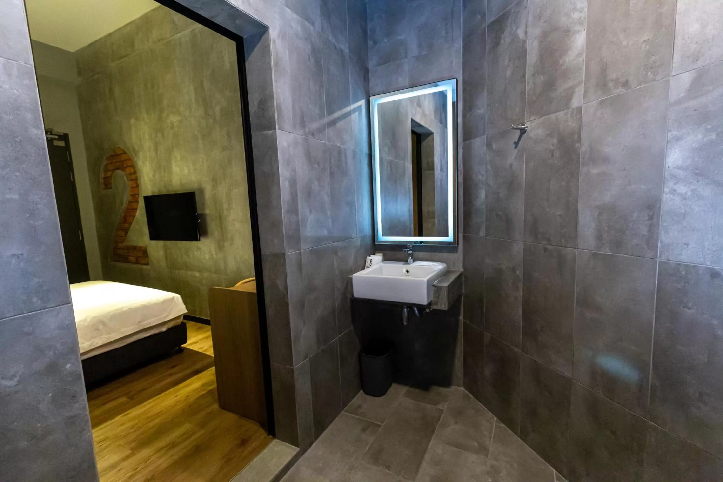 Bathroom, Bed in Brown Hotel