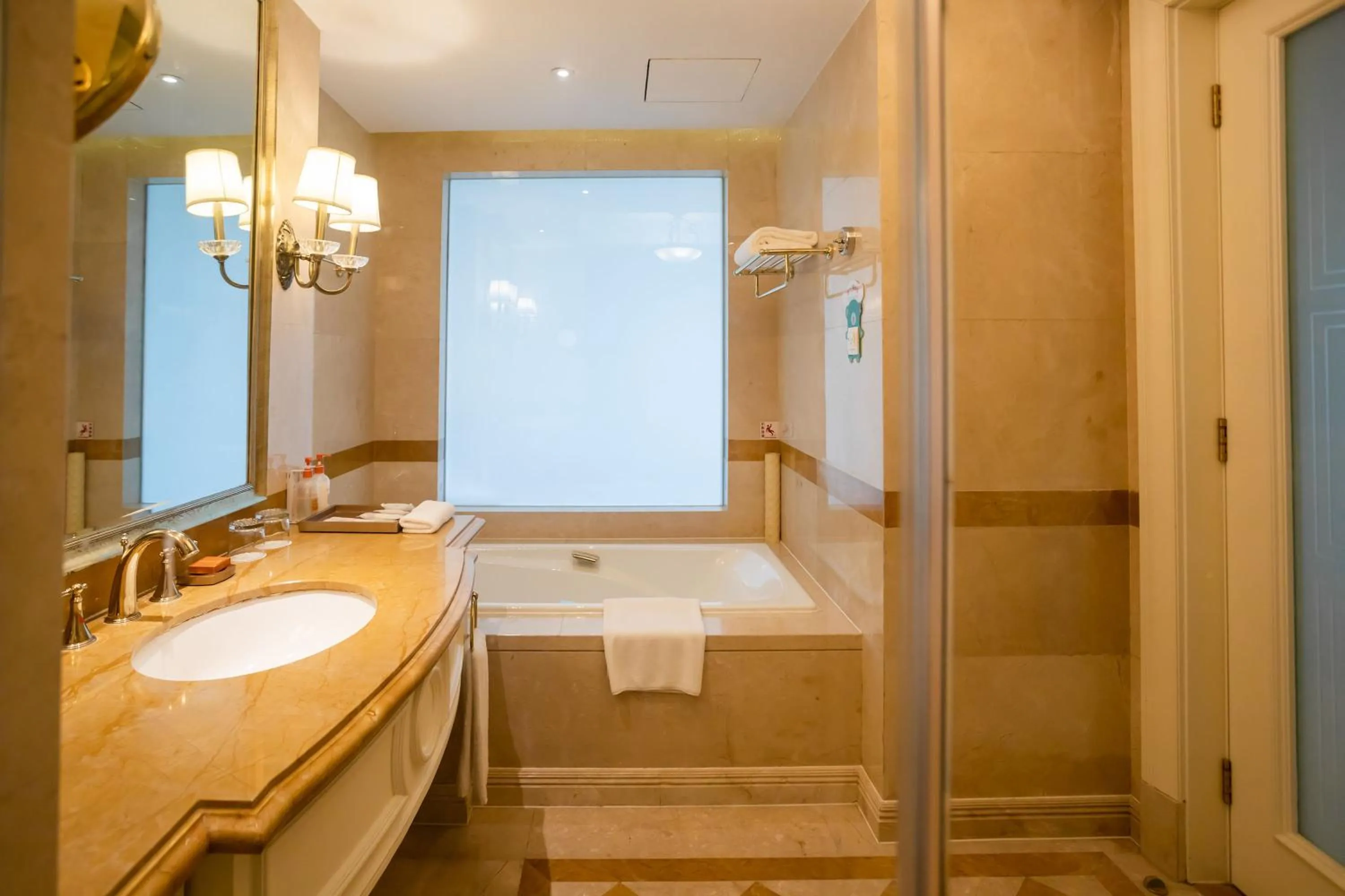 Photo of the whole room in Crowne Plaza Ocean Spring Resort by IHG