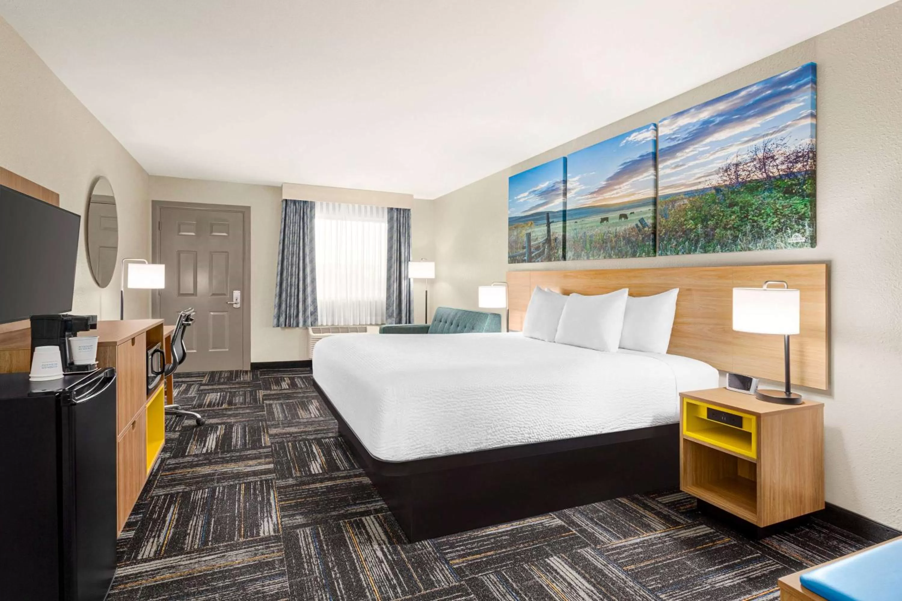 Bedroom, Bed in Days Inn by Wyndham Paris