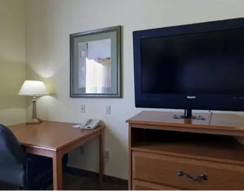 TV and multimedia in Holiday Inn Express Hotel & Suites Zapata by IHG