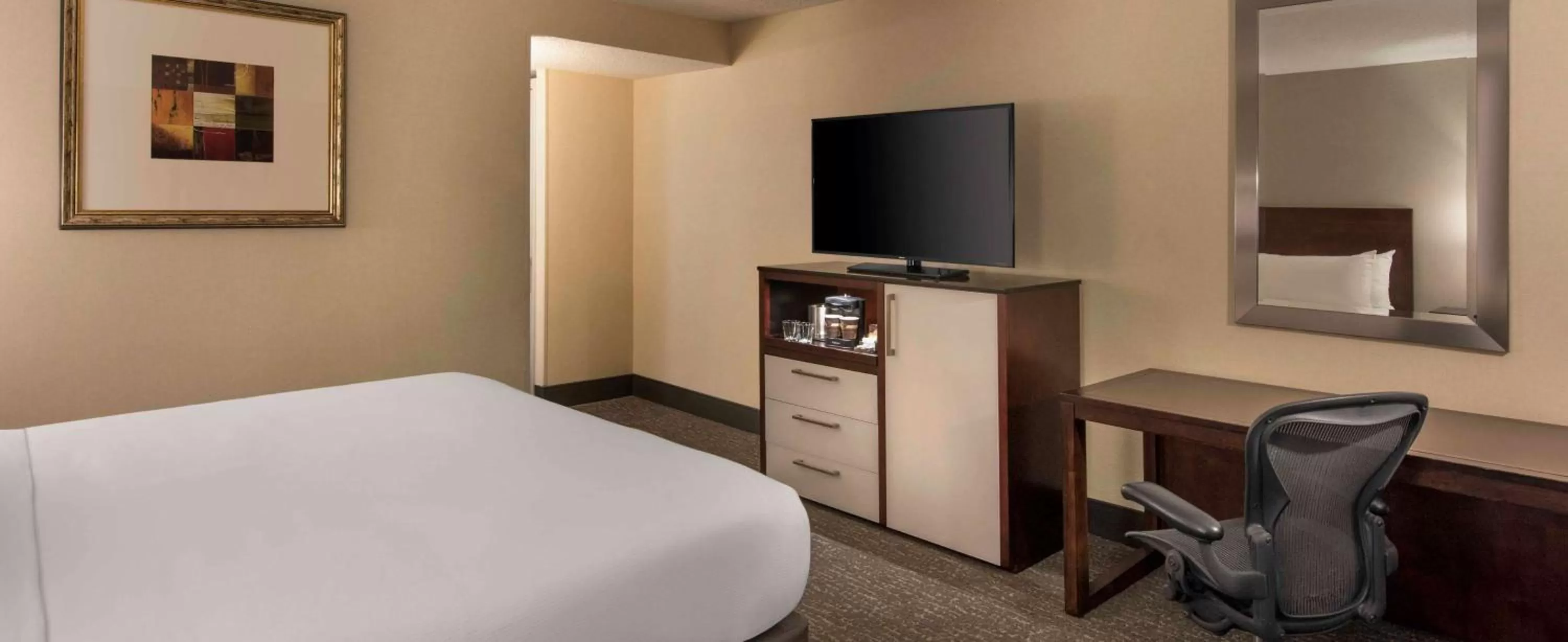 Bedroom, Bed in DoubleTree by Hilton Chicago Schaumburg